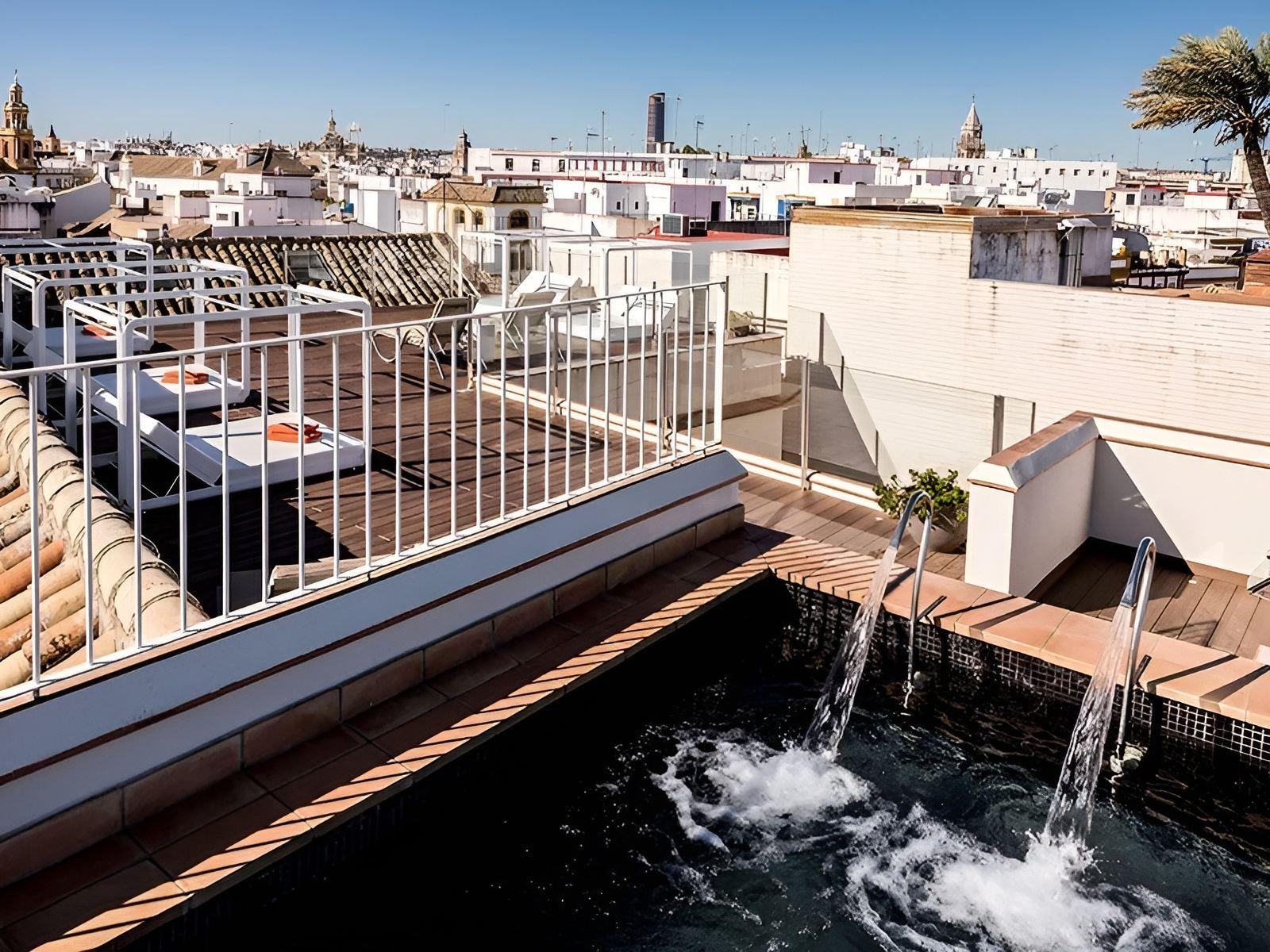Piscine rooftop avec vue sur les toits de Séville © CoolRooms Palacio de Villapanés