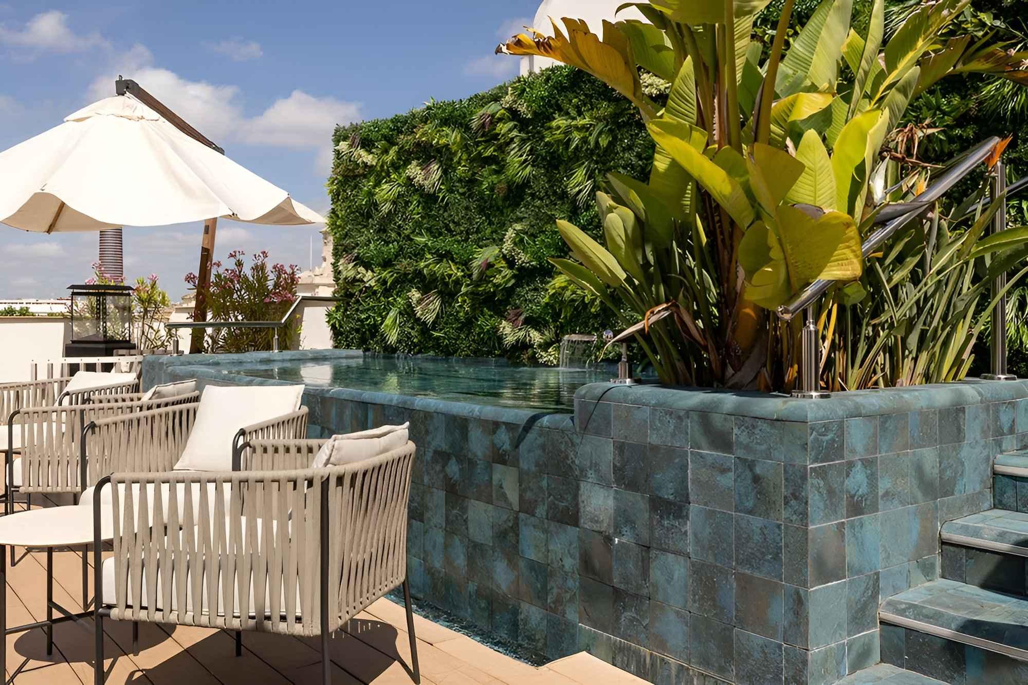 Piscine rooftop intimiste dans un palace urbain à Séville © Mercer Plaza Sevilla