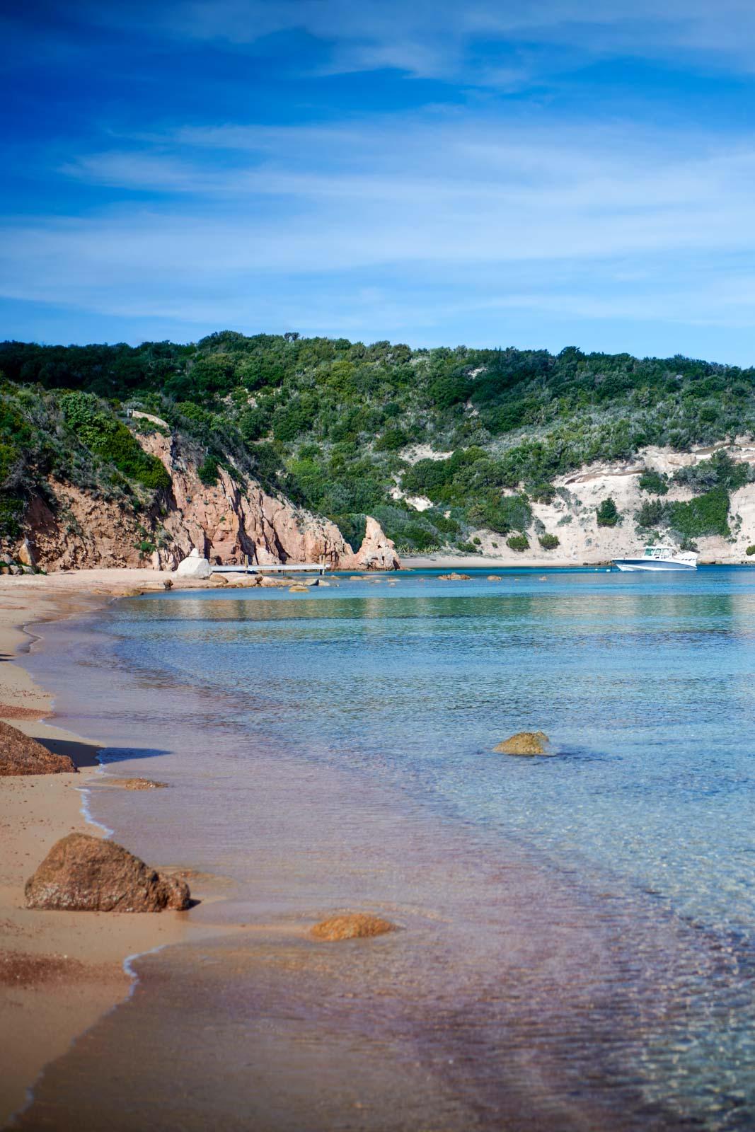 Les plages sous l’hôtel U Capu Biancu © Ian Abela