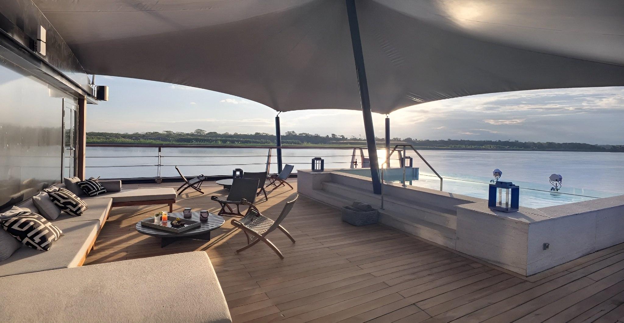 Pont avec piscine à bord de l’Aqua Nera pendant une croisière de luxe en Amazonie © Ponant