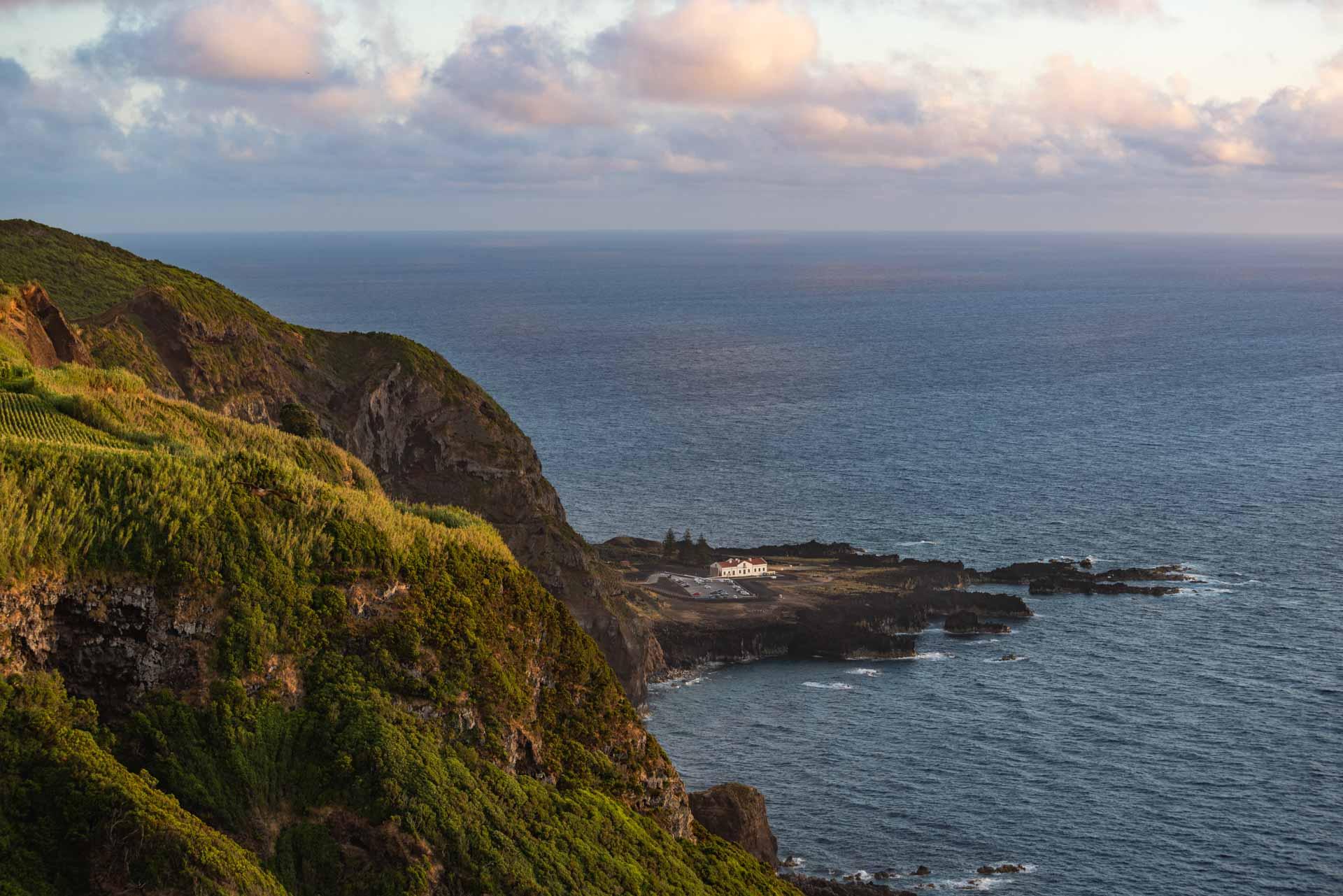 La Ponta da Ferraria, coulée de lave qui rentre dans l’océan avec des sources thermales © VisitAzores