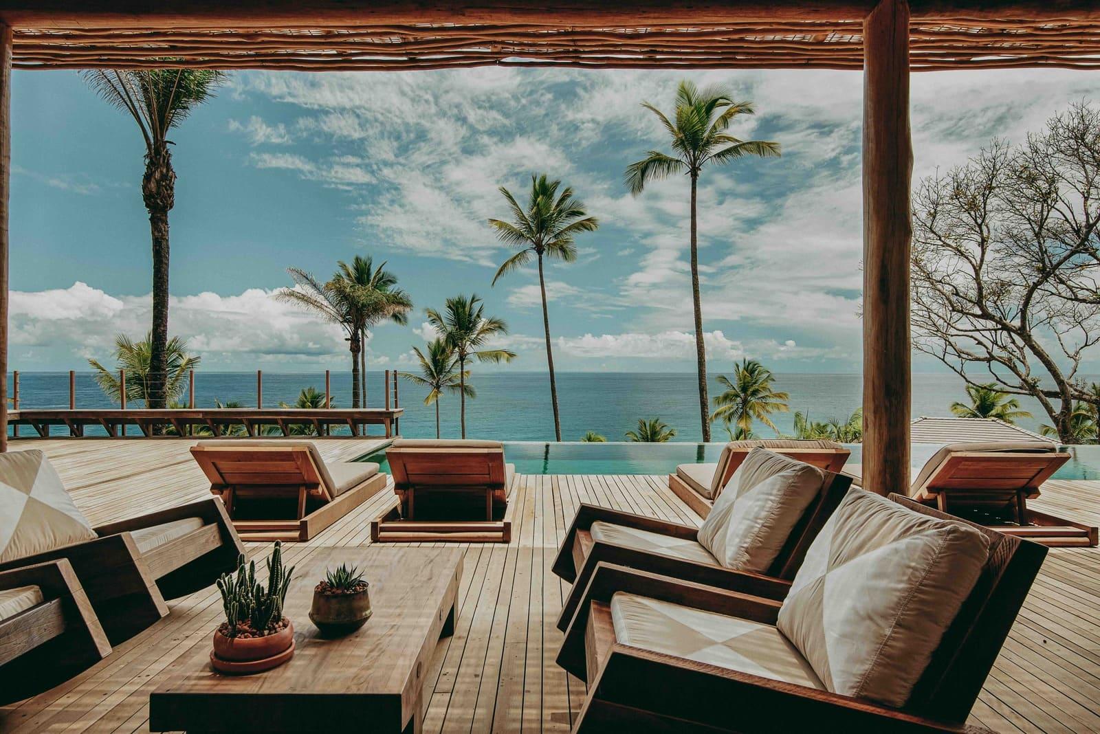 La piscine à débordement face à l’Atlantique © Tarso Figueira