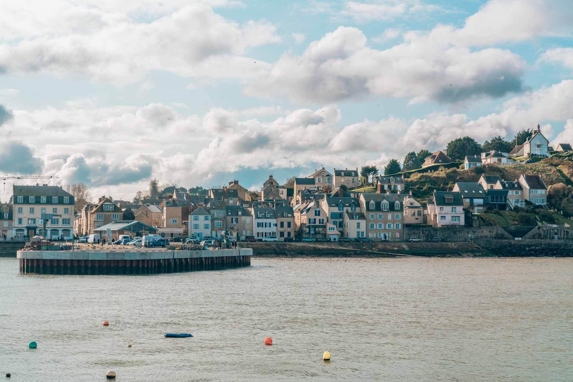 Port-en-Bessin, logé entre ses falaises © Les Droners