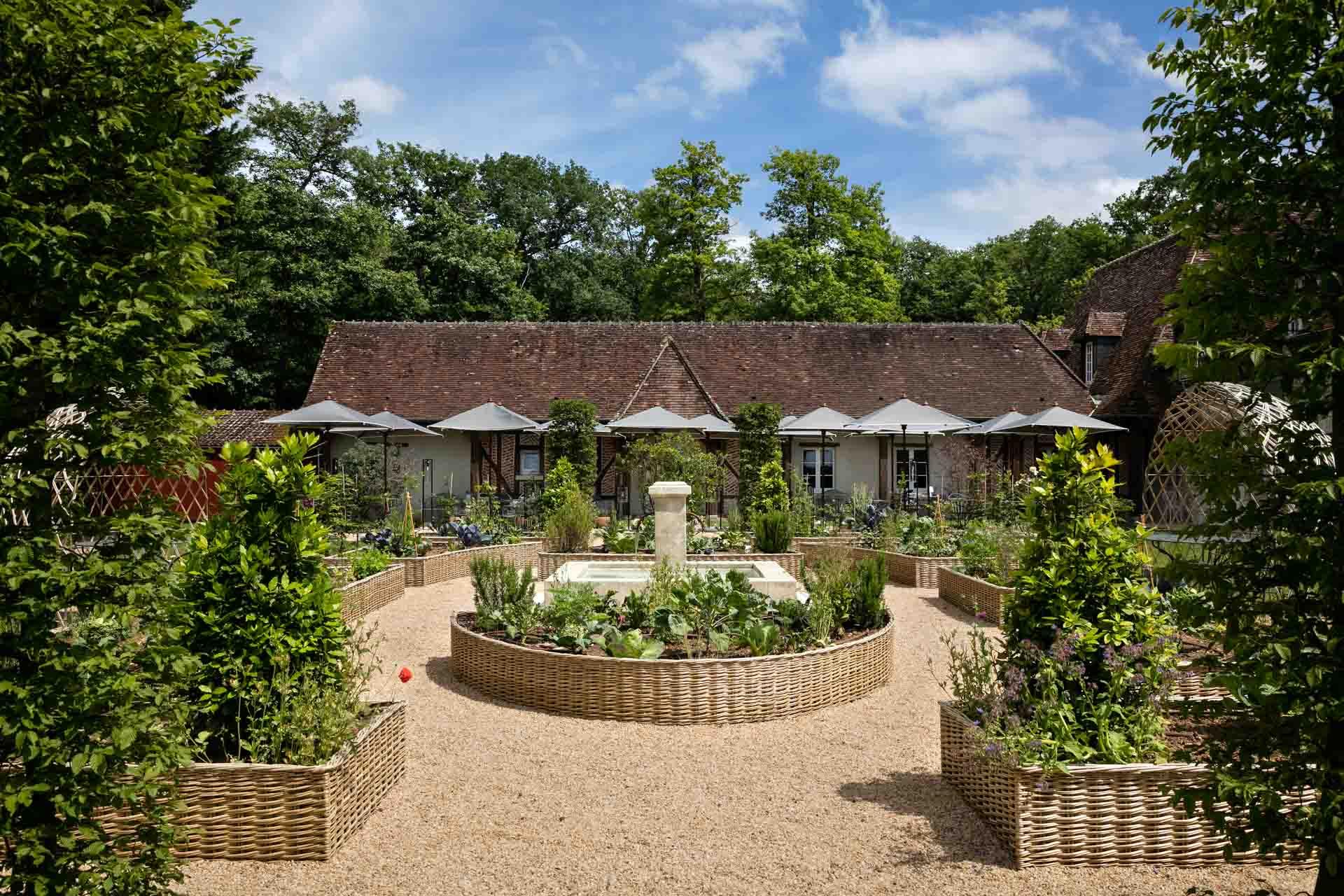 Le potager des Hauts de Loire et la terrasse du restaurant © Fabrice Rambert