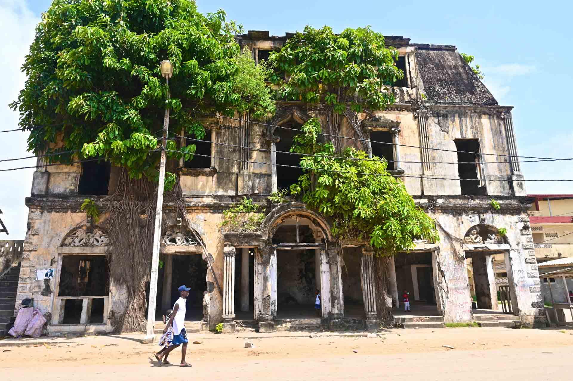 Aussi décatie qu’elle soit, la maison Ganamet reste l’une des plus belles demeures coloniales de Grand-Bassam © Pascale Missoud