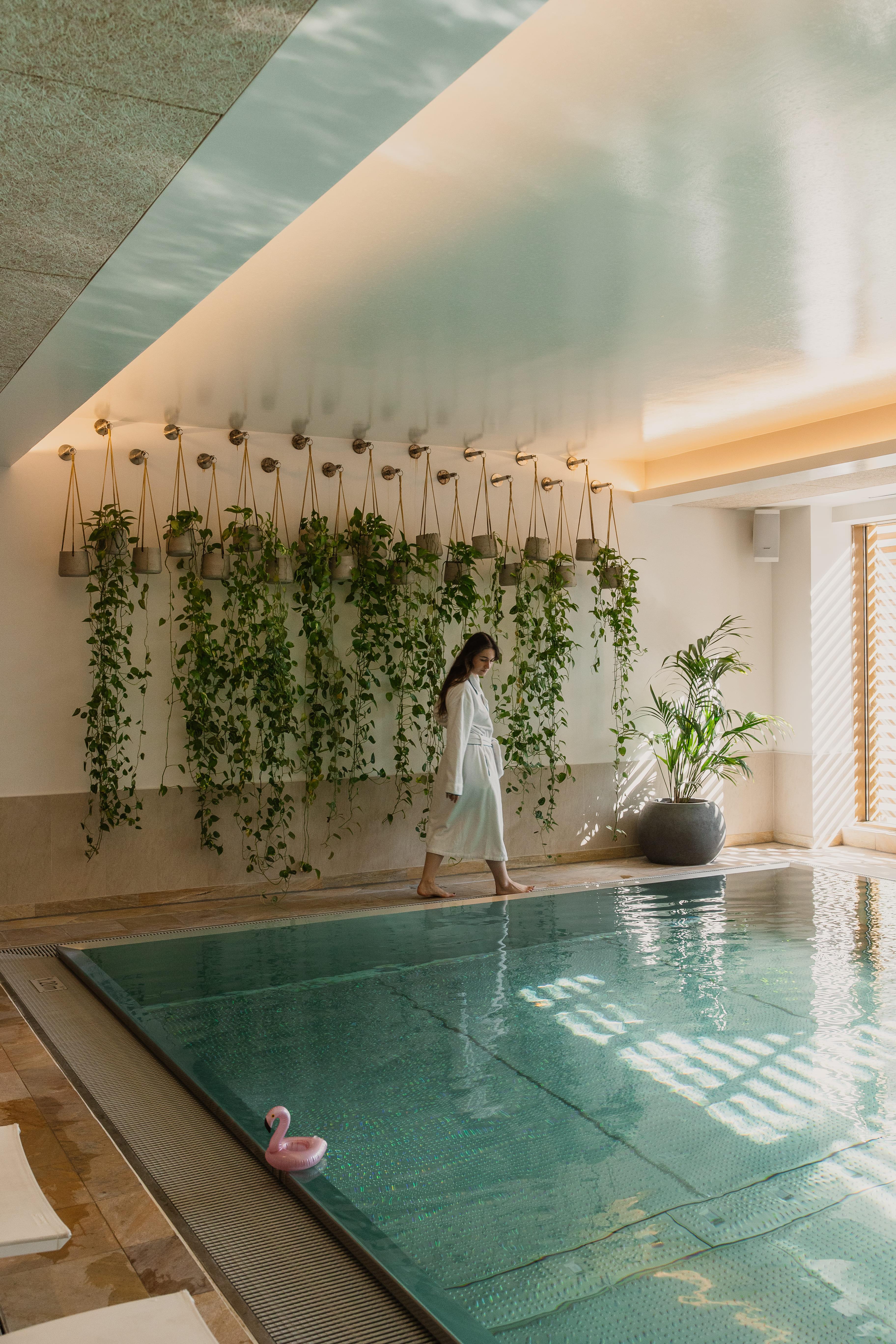 Un moment détente à la piscine de l’hôtel © Pullman Paris Centre Bercy