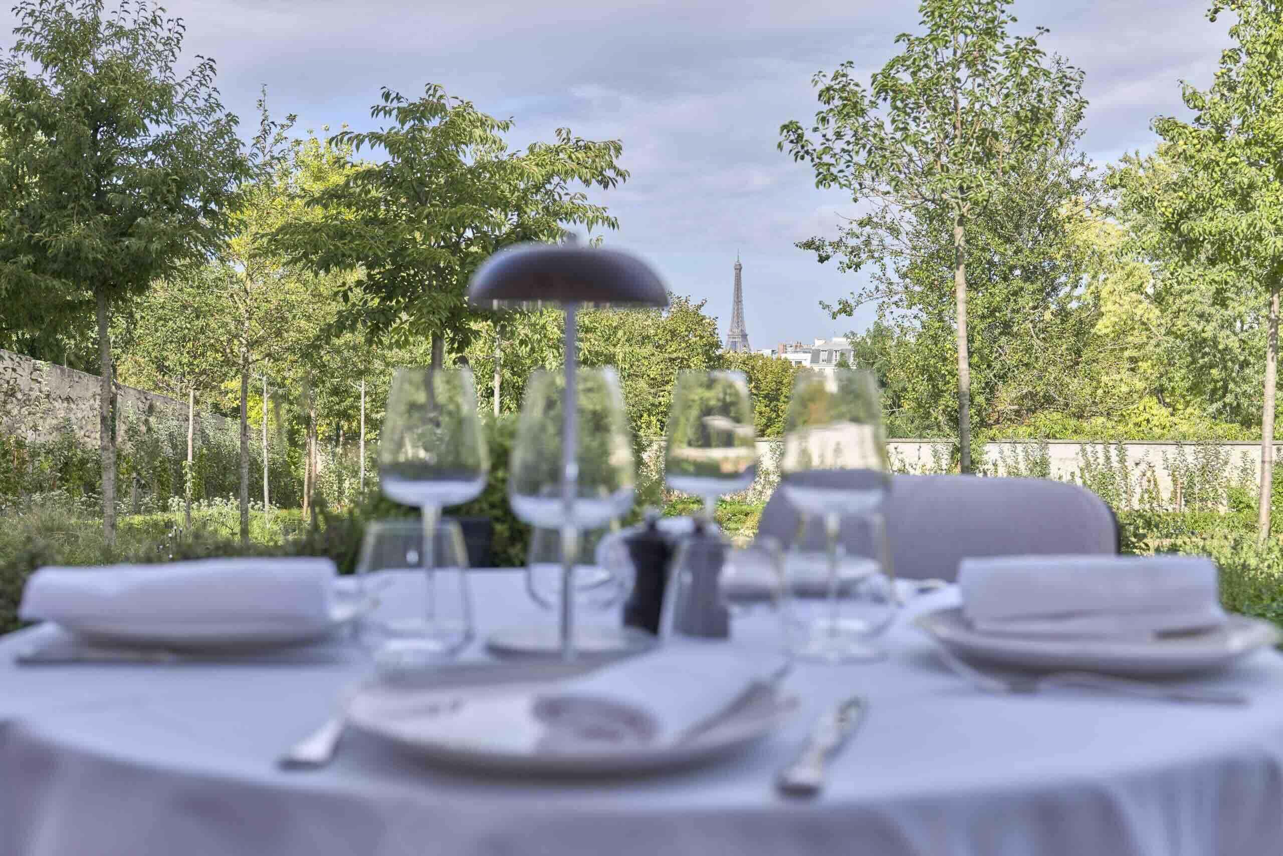 La vue sur la Tour Eiffel de la terrasse du restaurant © Domaine de la Reine Margot Paris Issy