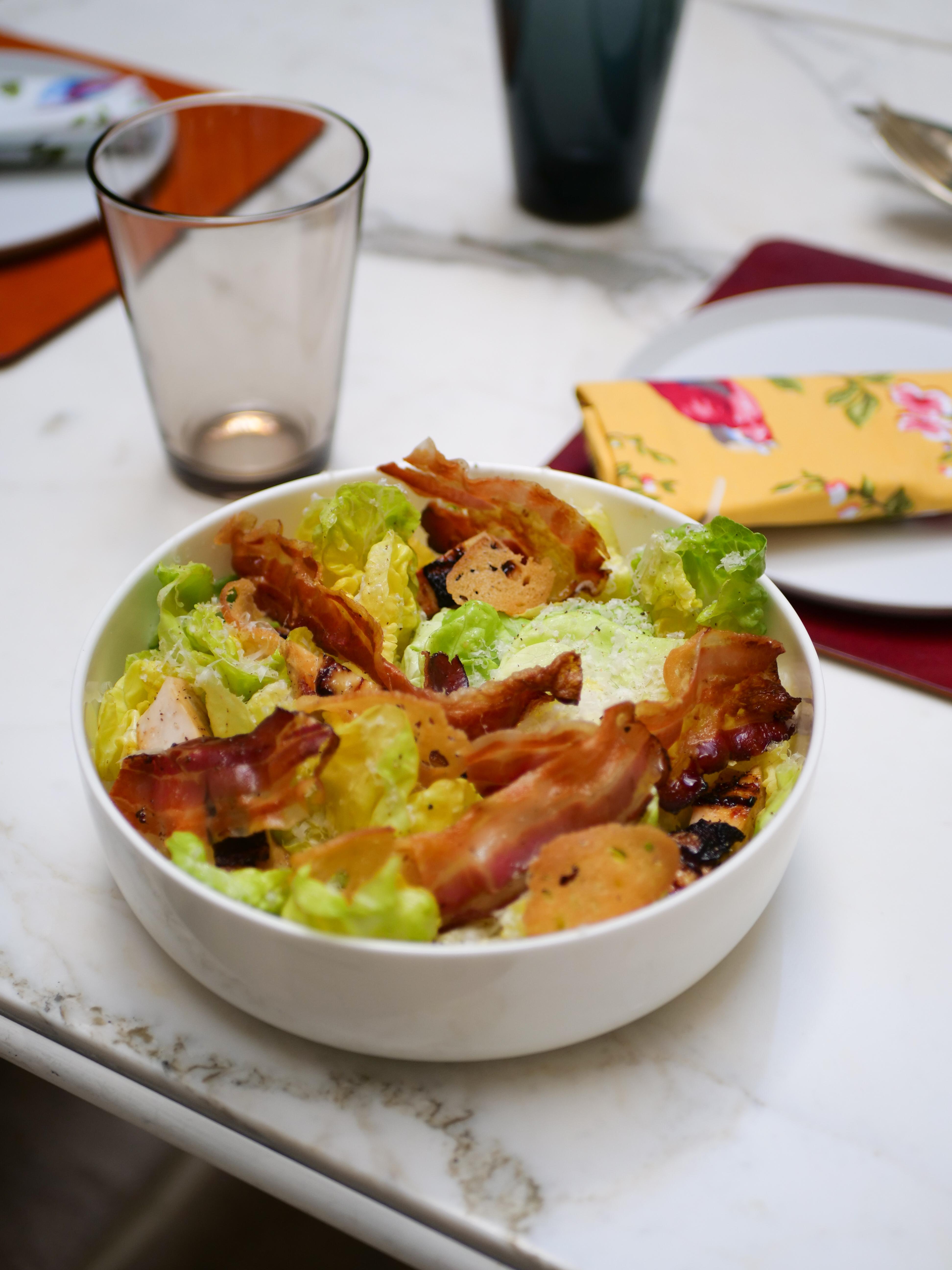 La salade César de Paul Pairet chez Nonos, une exécution technique et gourmande. © Victor Bellot