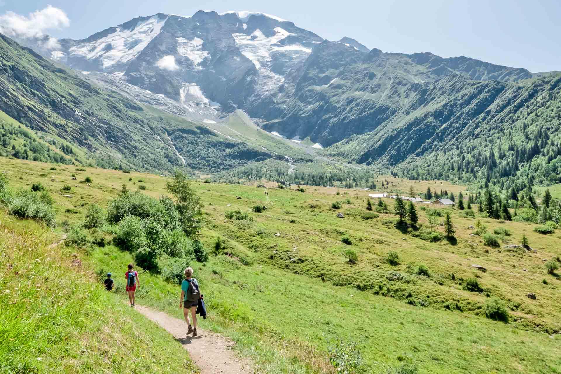 Une randonnée vers le refuge du Miage, gîte d’étape sur la route du tour du Mont Blanc © OT Saint-Gervais - Boris Molinier