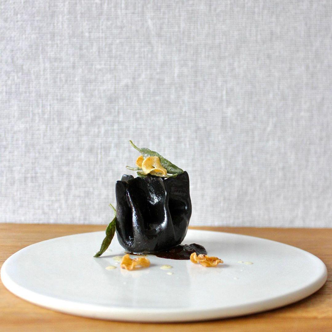 Raviole à l’ail blanc et à l’ail noir Foie gras et sauge © Arborescence Instagram