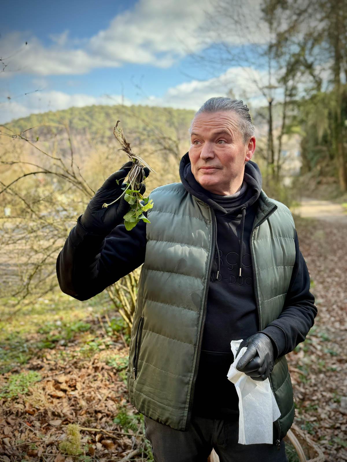 René Mathieu en pleine cueillette © Emmanuel Laveran
