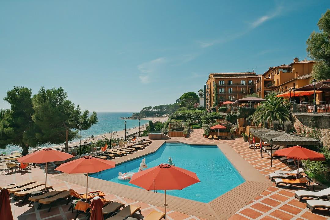 Accès à la plage de Fenals depuis le Rigat hôtel Park & Spa © Léa L