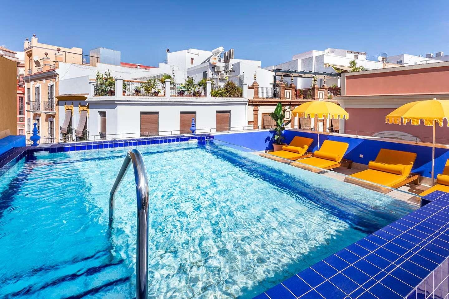 Rooftop avec piscine du H10 Corregidor Boutique Hotel à Séville © H10 Hotels