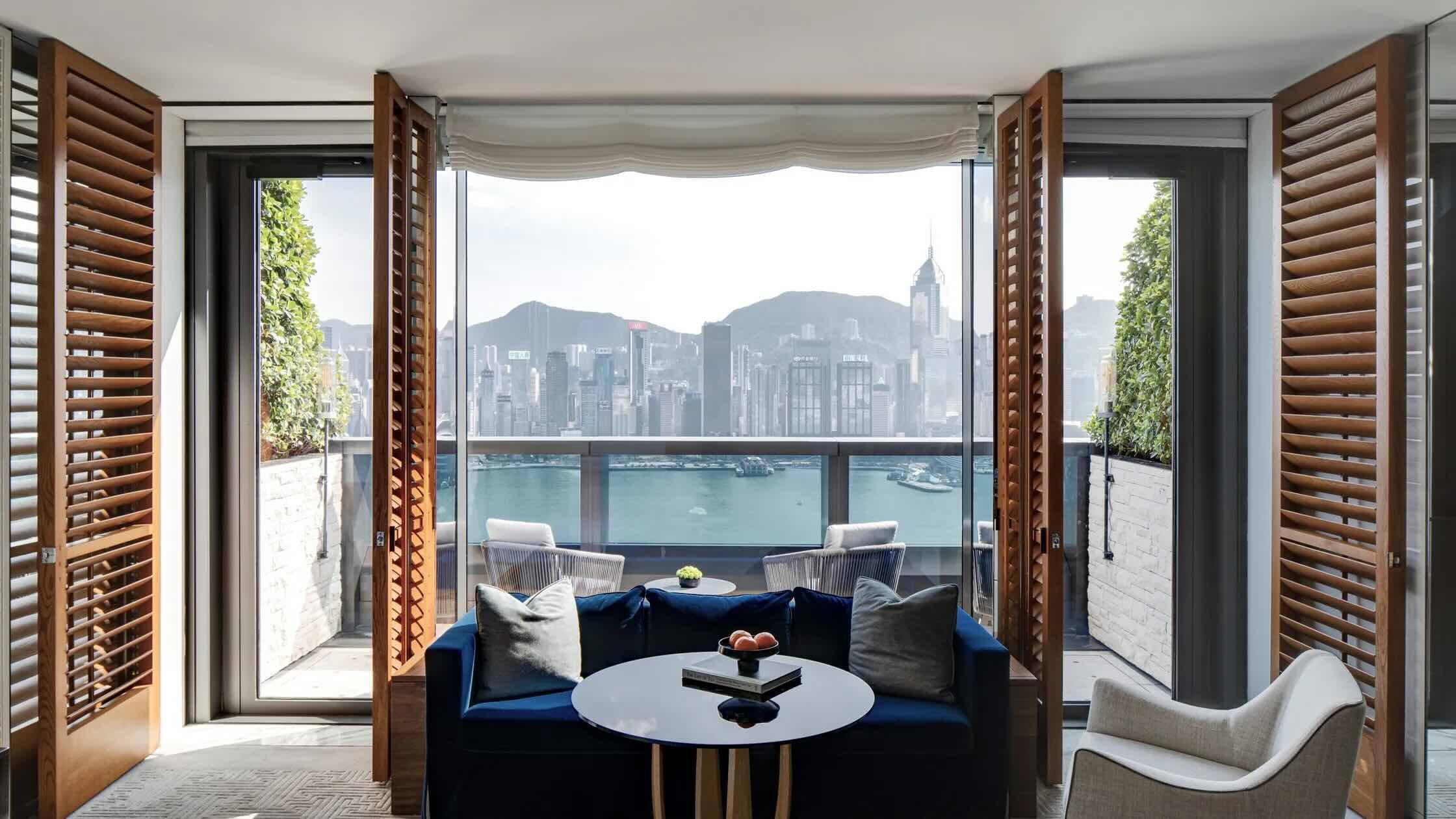 Balcon avec vue sur la baie Victoria depuis la chambre ©  Rosewood Hong Kong