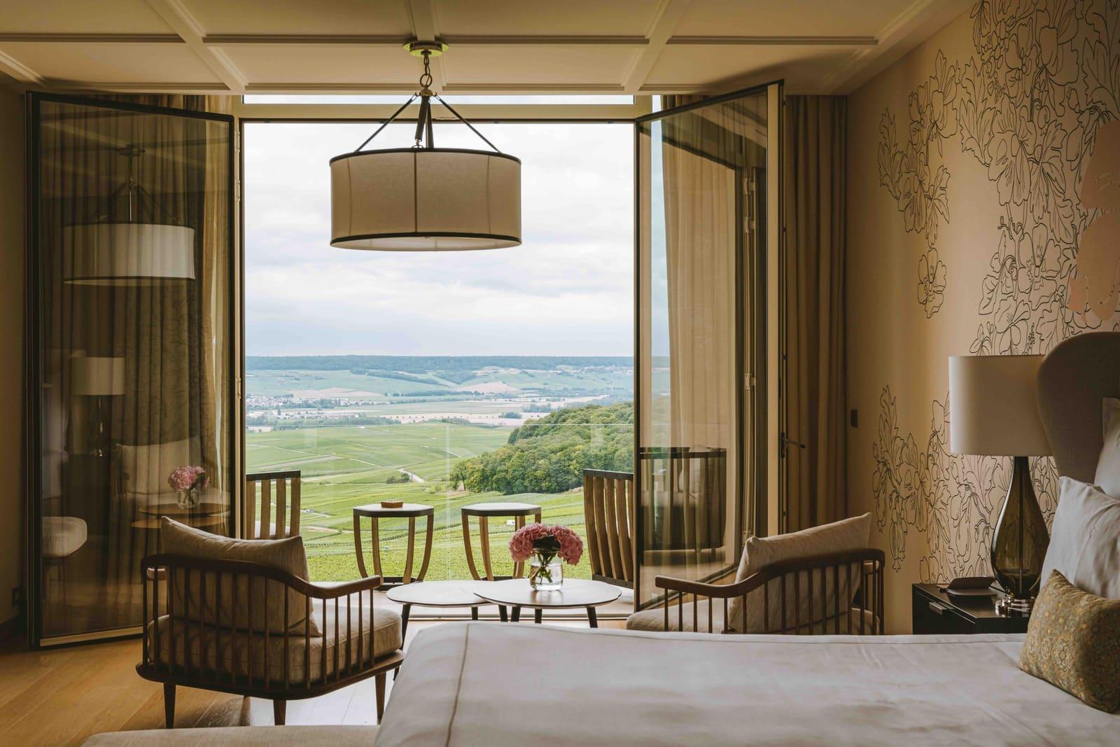 Une chambre avec vue sur les vignes © Royal Champagne