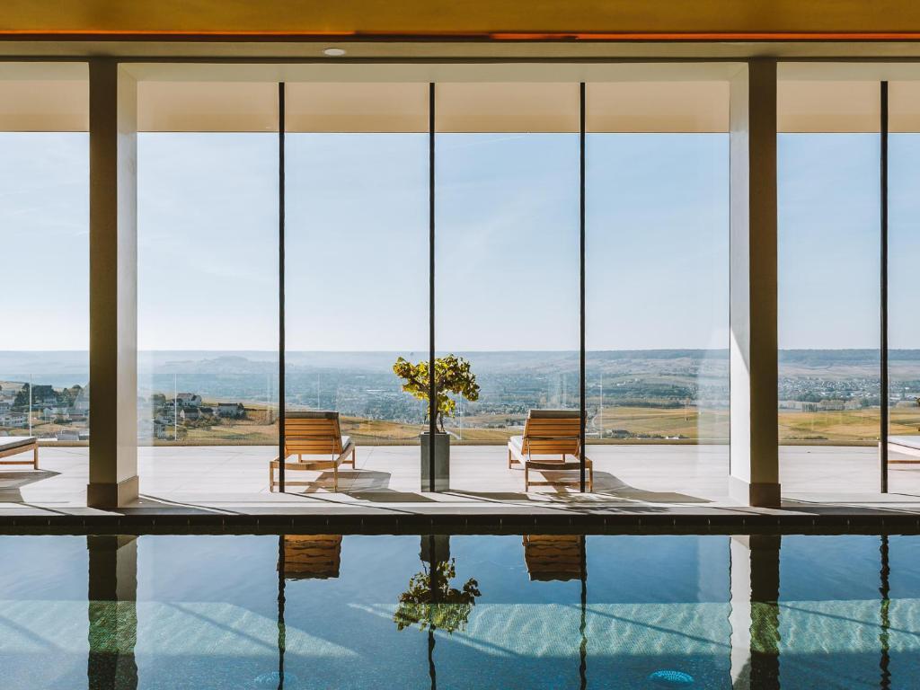 Piscine du Royal Champagne Hotel & Spa © DR