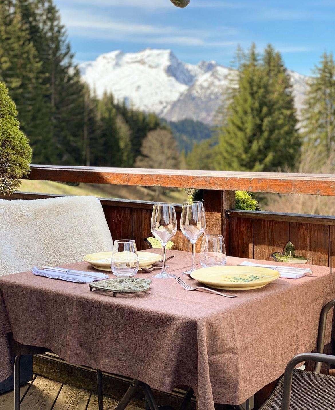 La terrasse du restaurant © La Ferme des Vônezins