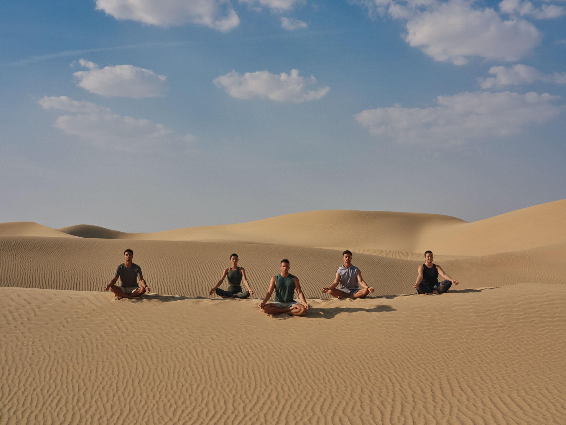 Session de yoga dans le désert © Dhruv Singh