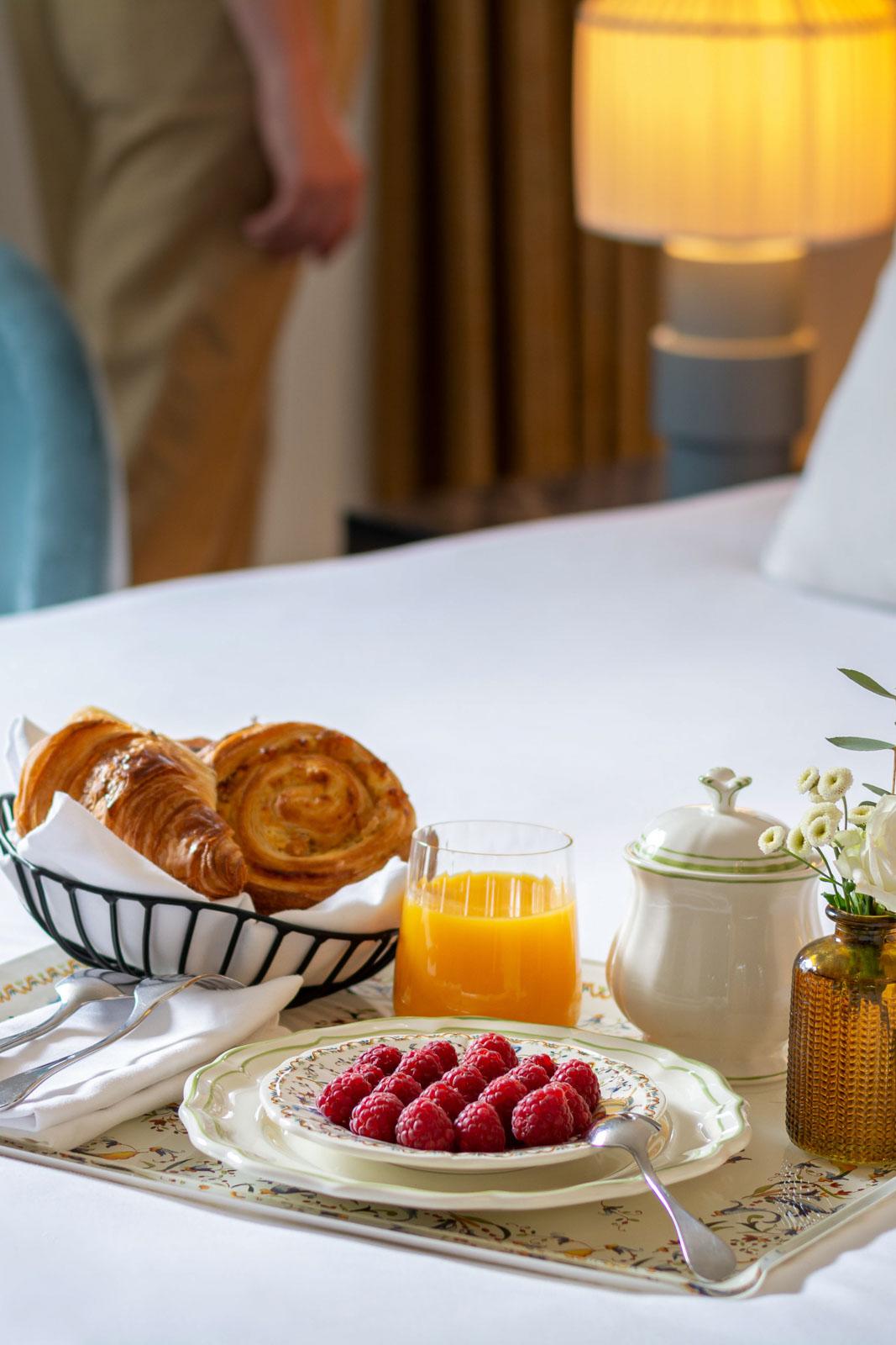 Petit déjeuner au lit © Hôtel & Spa Napoléon Fontainebleau 