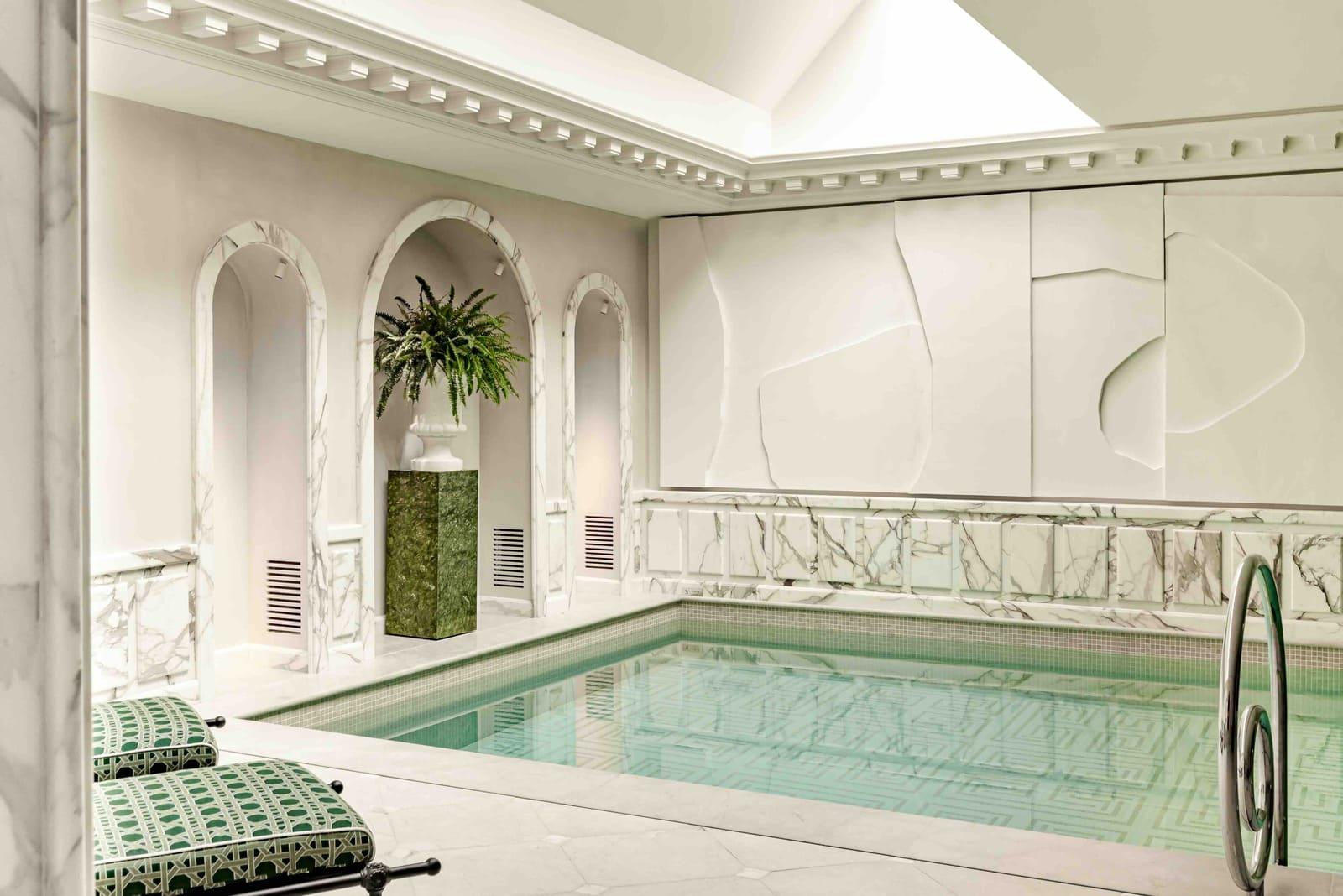La piscine intérieure du spa © Saint-James Paris 
