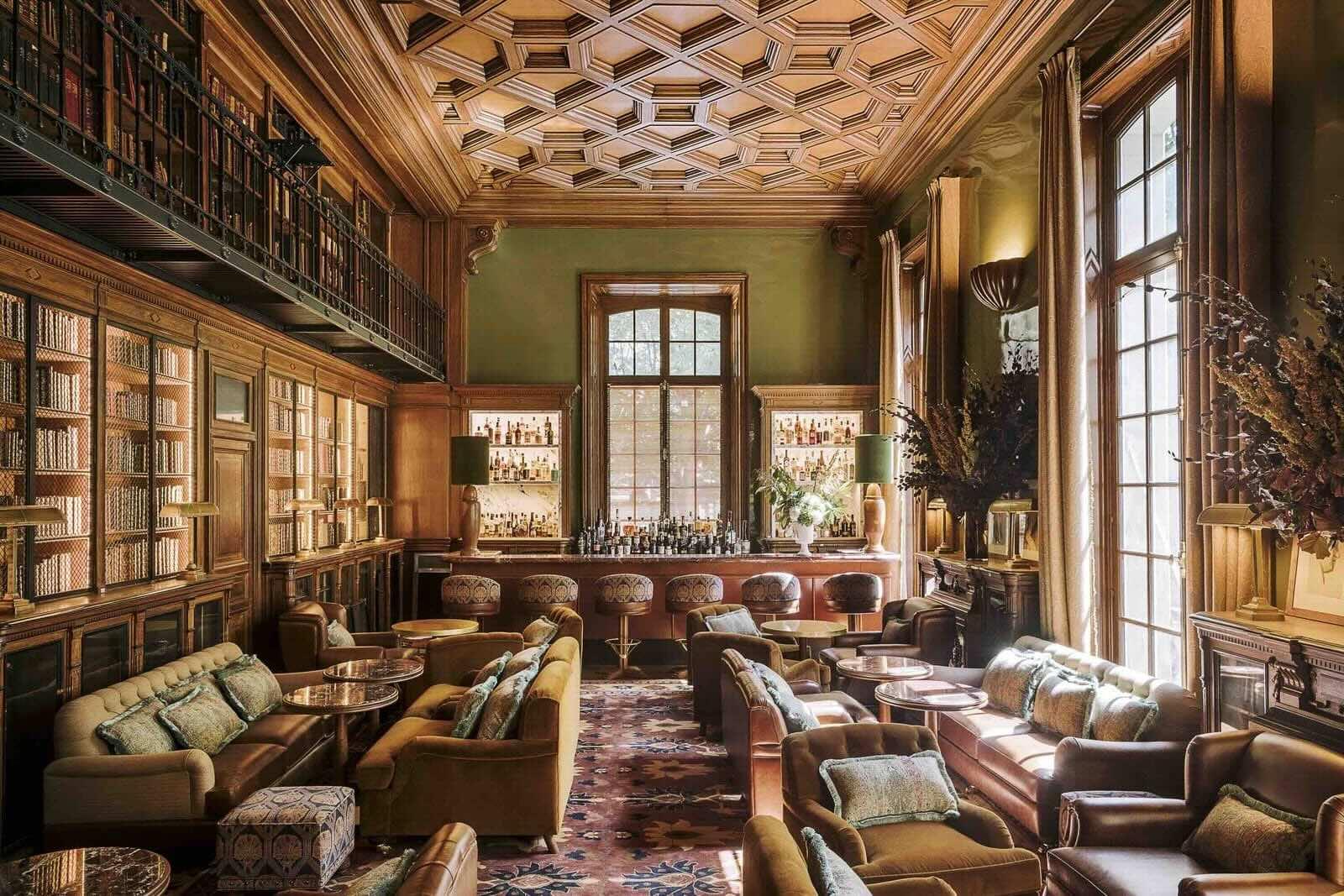 Le bar-bibliothèque © Saint James Paris