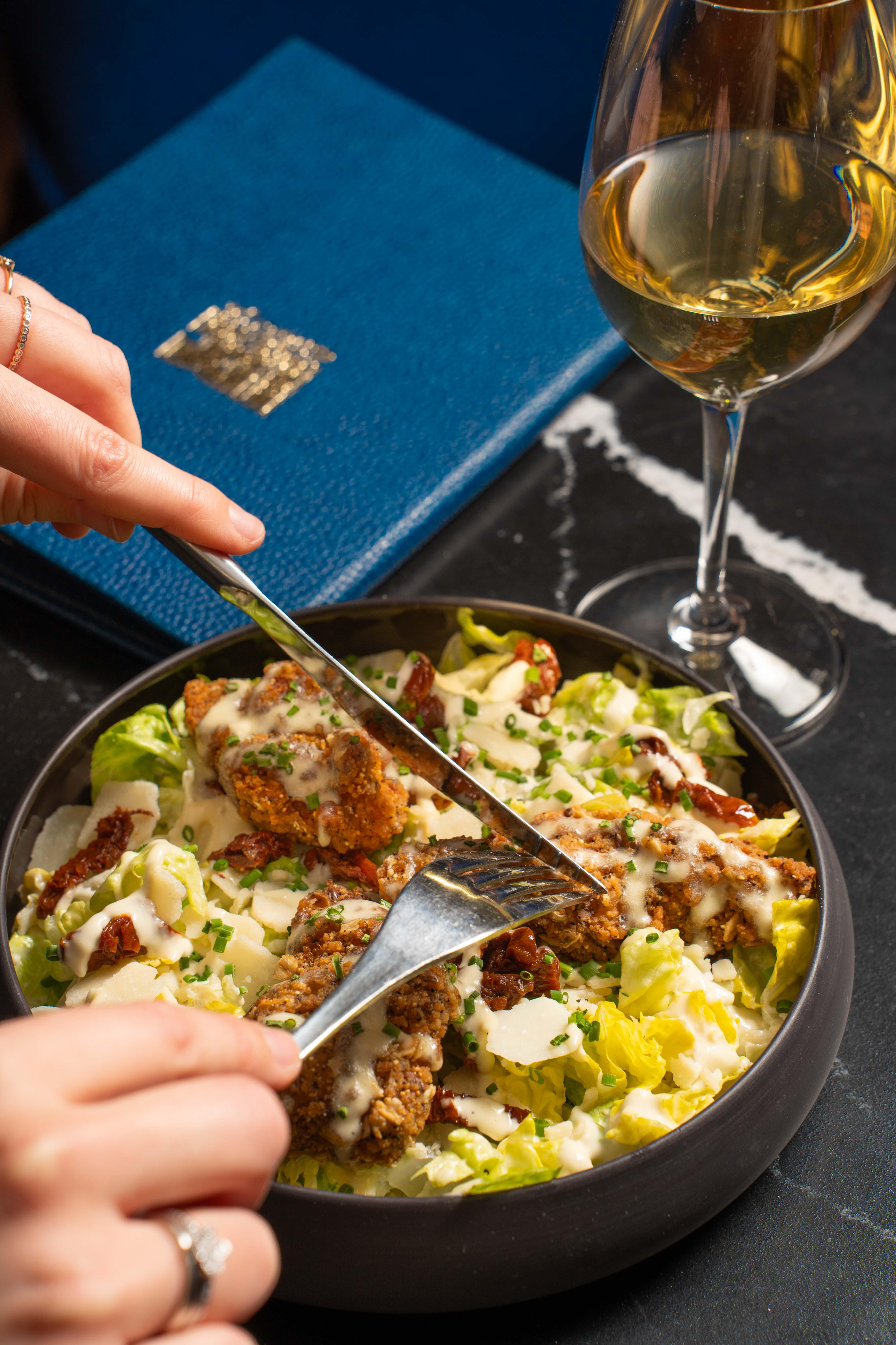 Déclinaison de la salade César au Bar LPC, ici dans sa version généreuse au poulet croustillant. © Sofitel Paris Baltimore