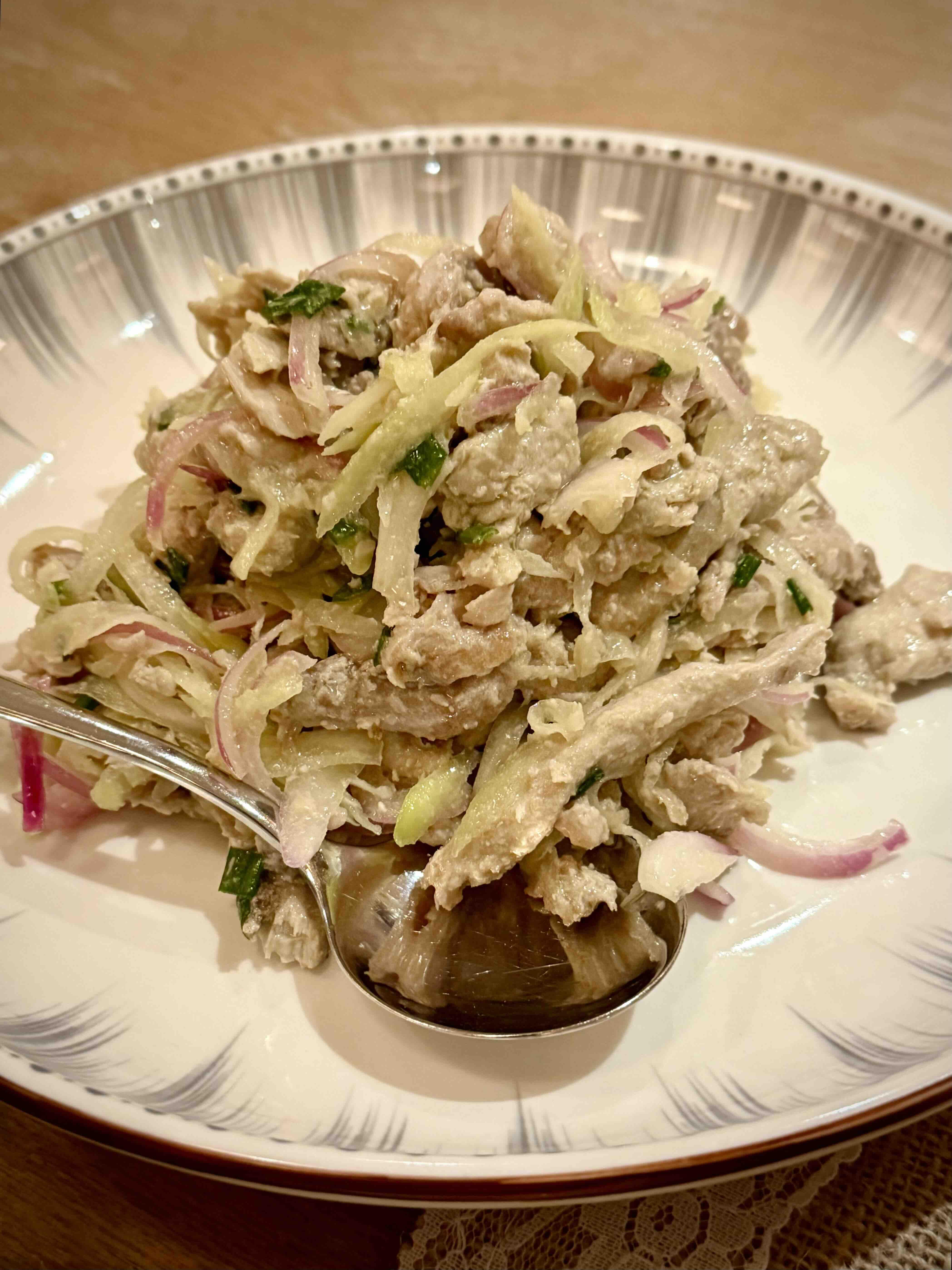 Salade de poisson et fricassée de cochon typique au restaurant 1528 lors des soirées du Samedi © DR