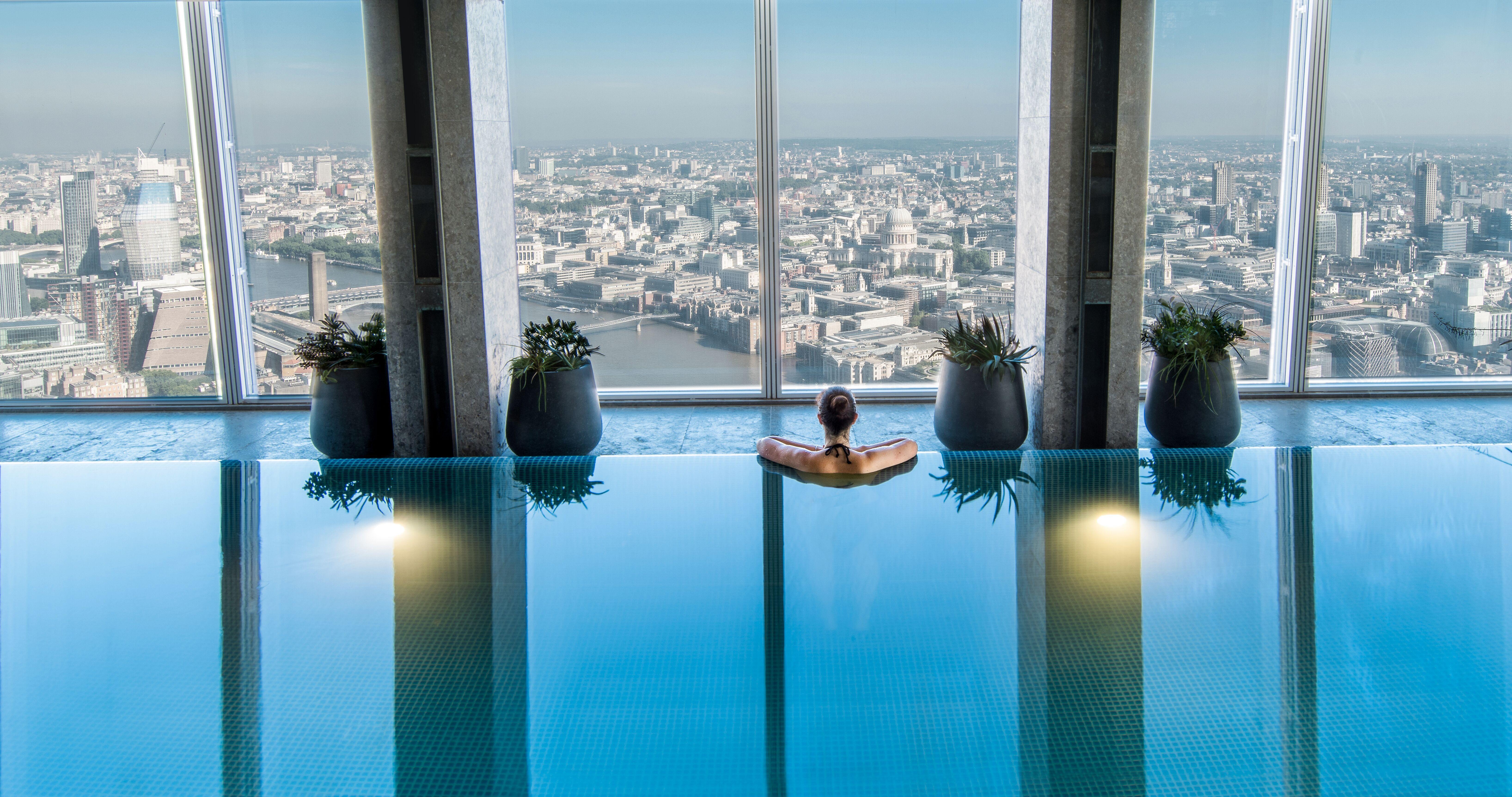 La piscine avec vue panoramique © Shangri-La The Shard 