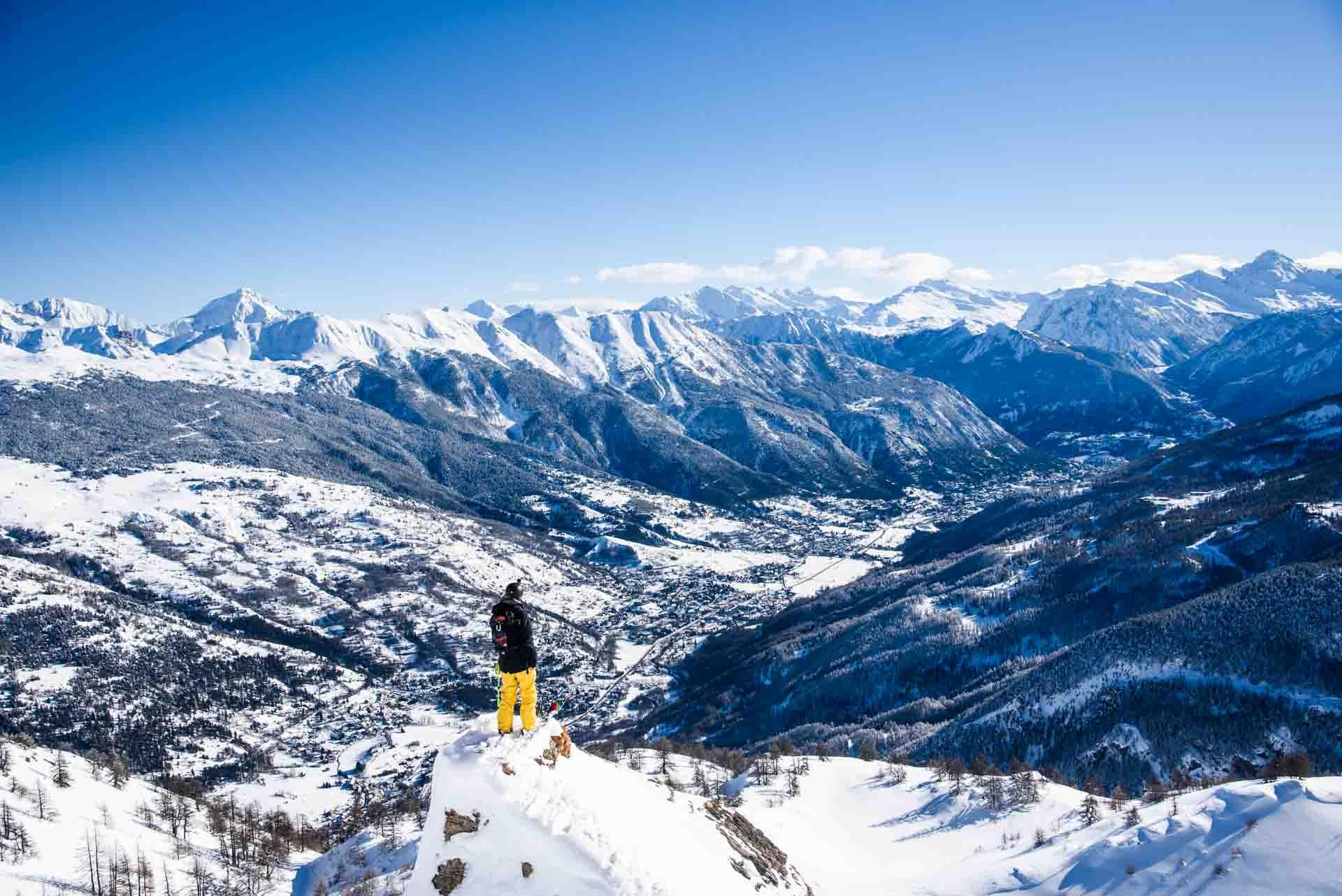 La large vallée de Serre Chevalier s’étend au pied du domaine skiable © Luka Leroy