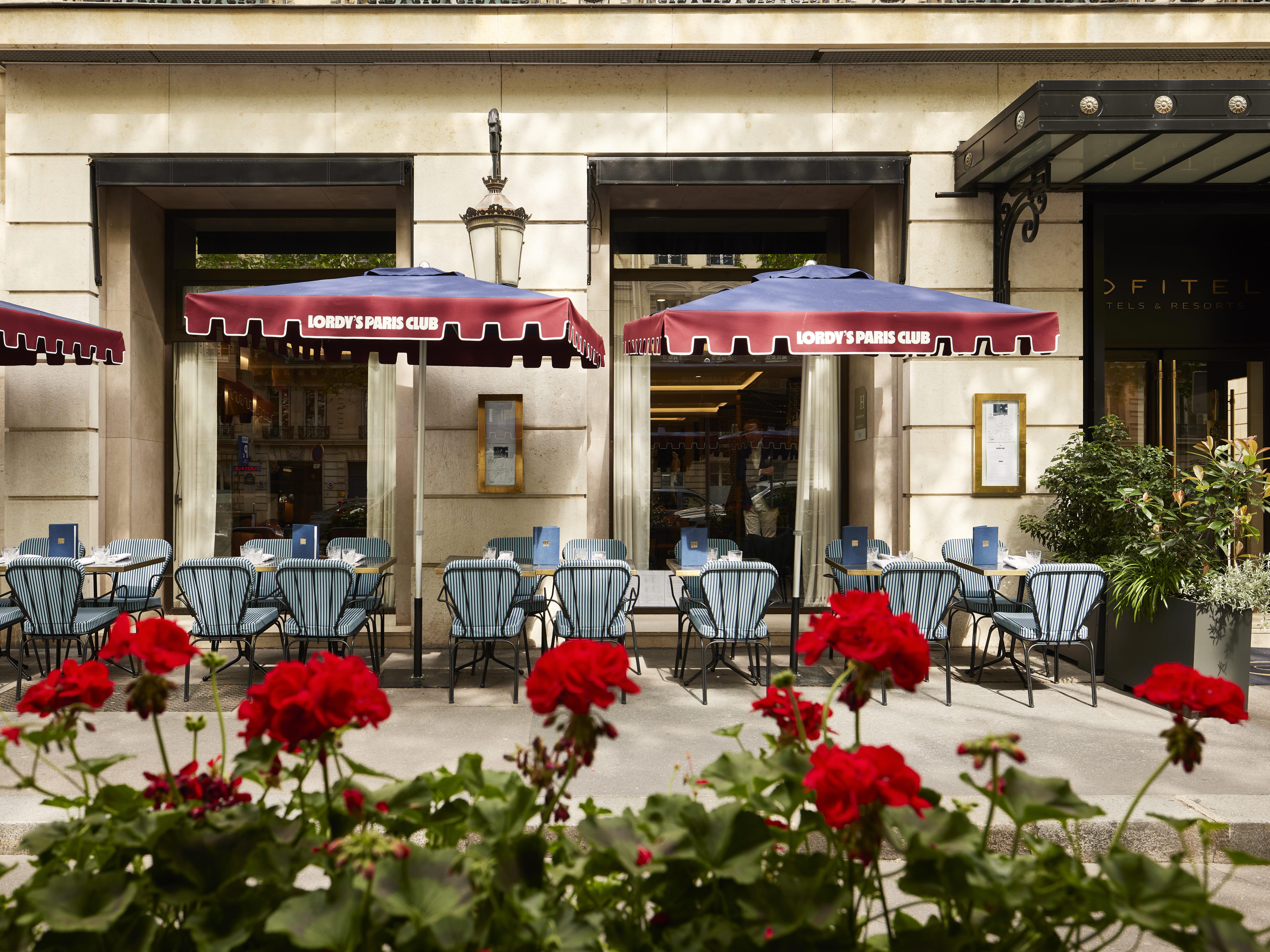Terrasse ombragée et verdoyante du Sofitel Paris Baltimore, un jardin secret à l’abri du tumulte de l’avenue Kléber. © Sofitel Paris Baltimore
