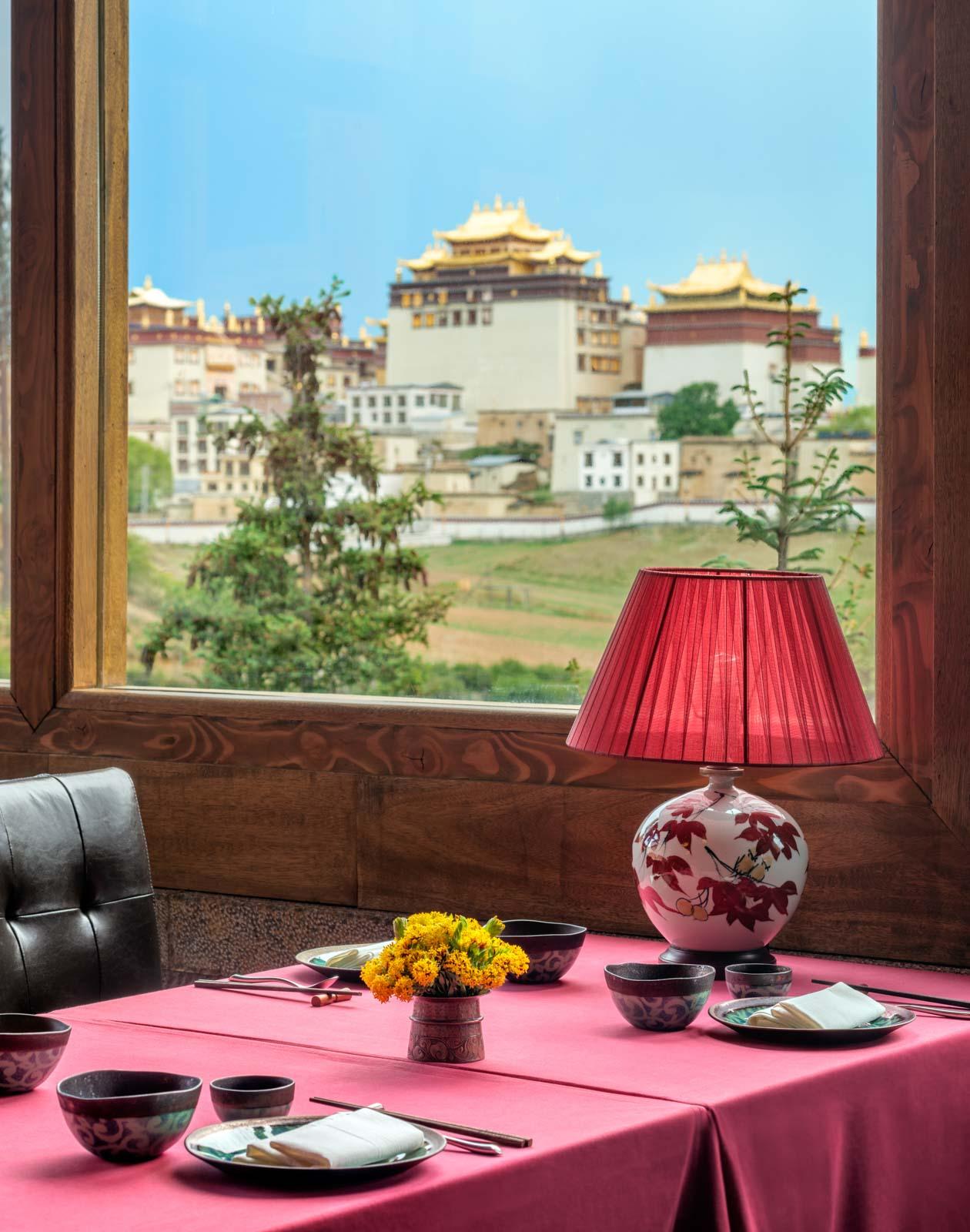 La vue sur le monastère Songzanlin de Shangri La depuis le Songtsam Linka Retreat