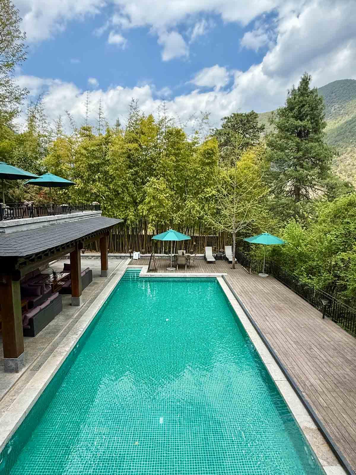  La piscine de Songtsam Tacheng © Emmanuel Laveran