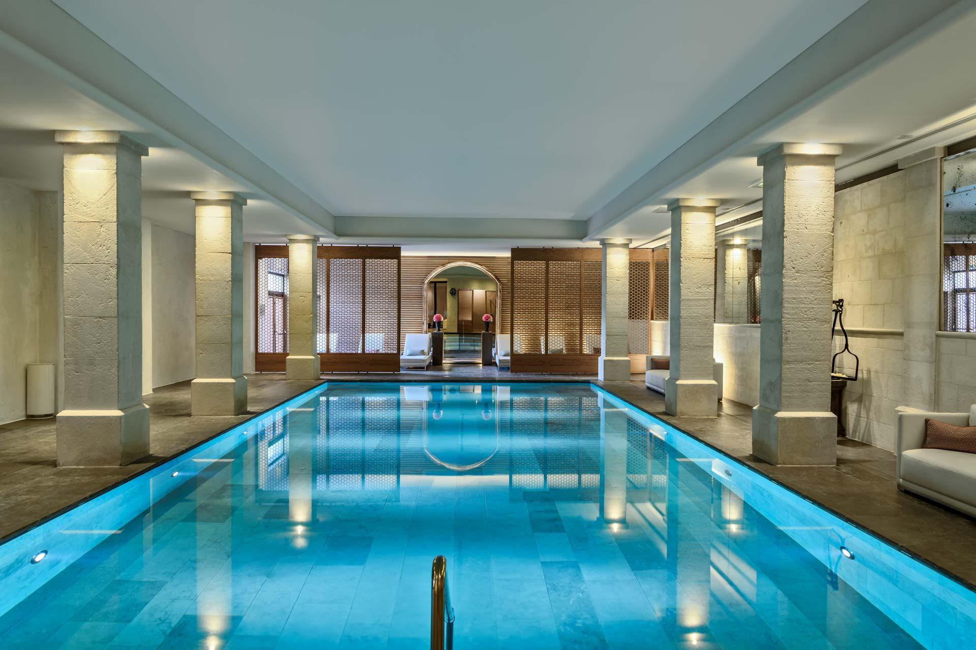 Piscine du spa de l’hôtel © Coquillade Provence