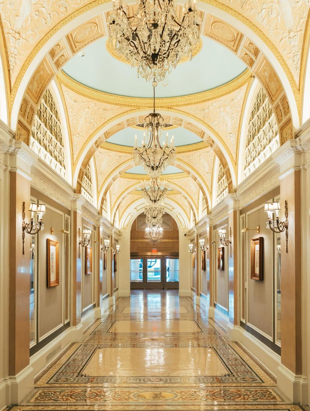 L’élégant lobby de l’hôtel de luxe © Fairmont