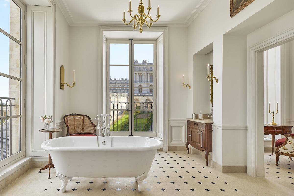 Depuis la baignoire de la chambre, vue imprenable sur le château de Versailles © Airelles