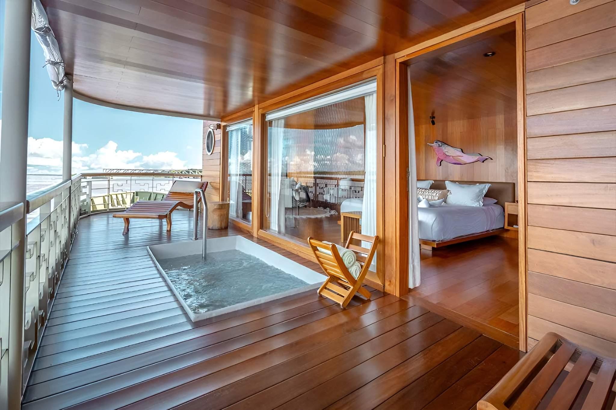 Suite avec terrasse privée et bain à remous à bord du Delfin I en Amazonie © Relais & Châteaux
