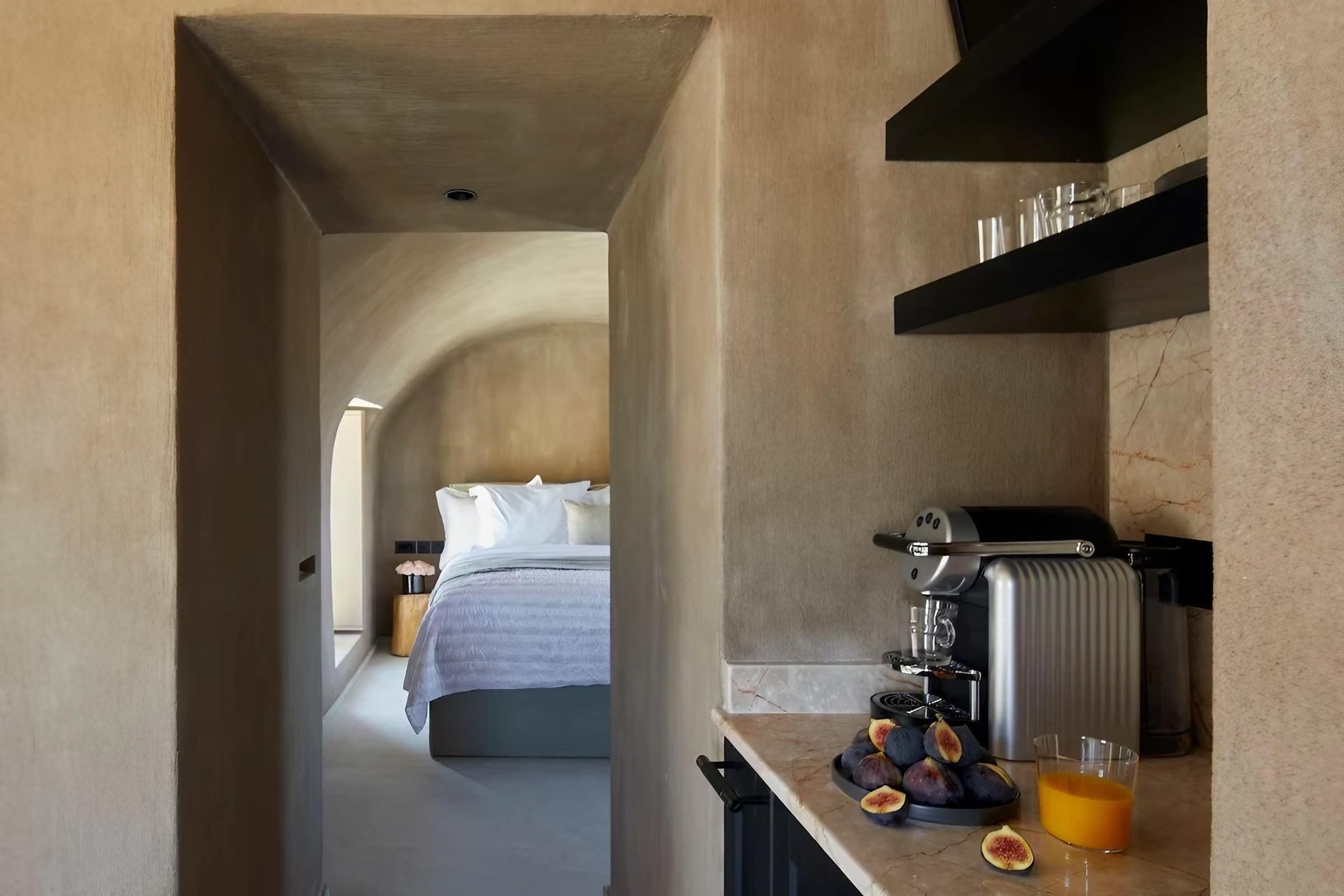 Suite minimaliste dans une villa haut de gamme à Santorin © Airbnb