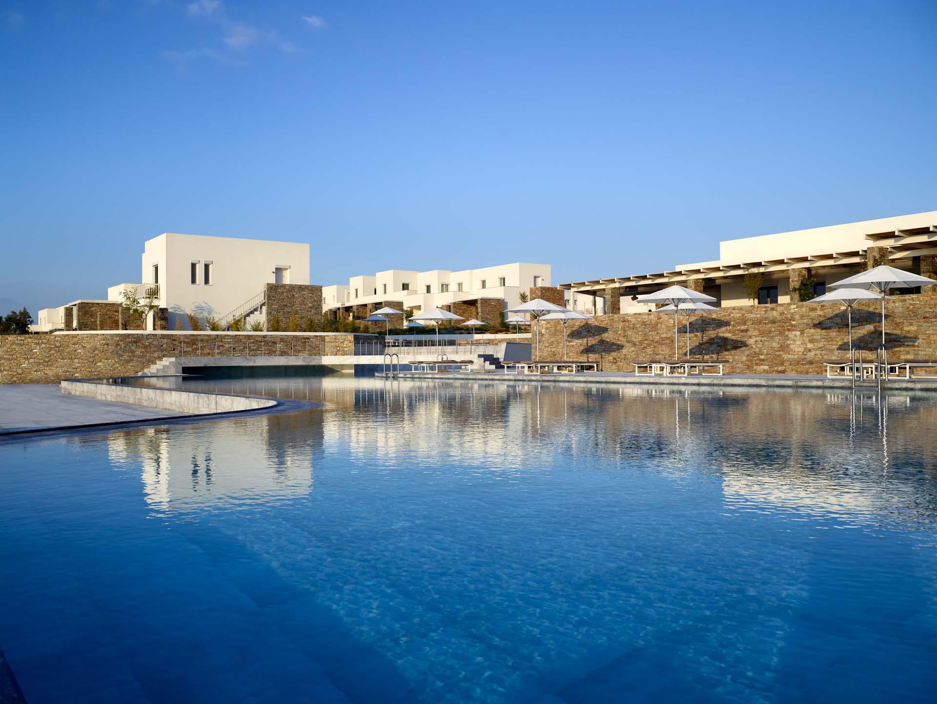 La plus grande piscine de l’hôtel © DR
