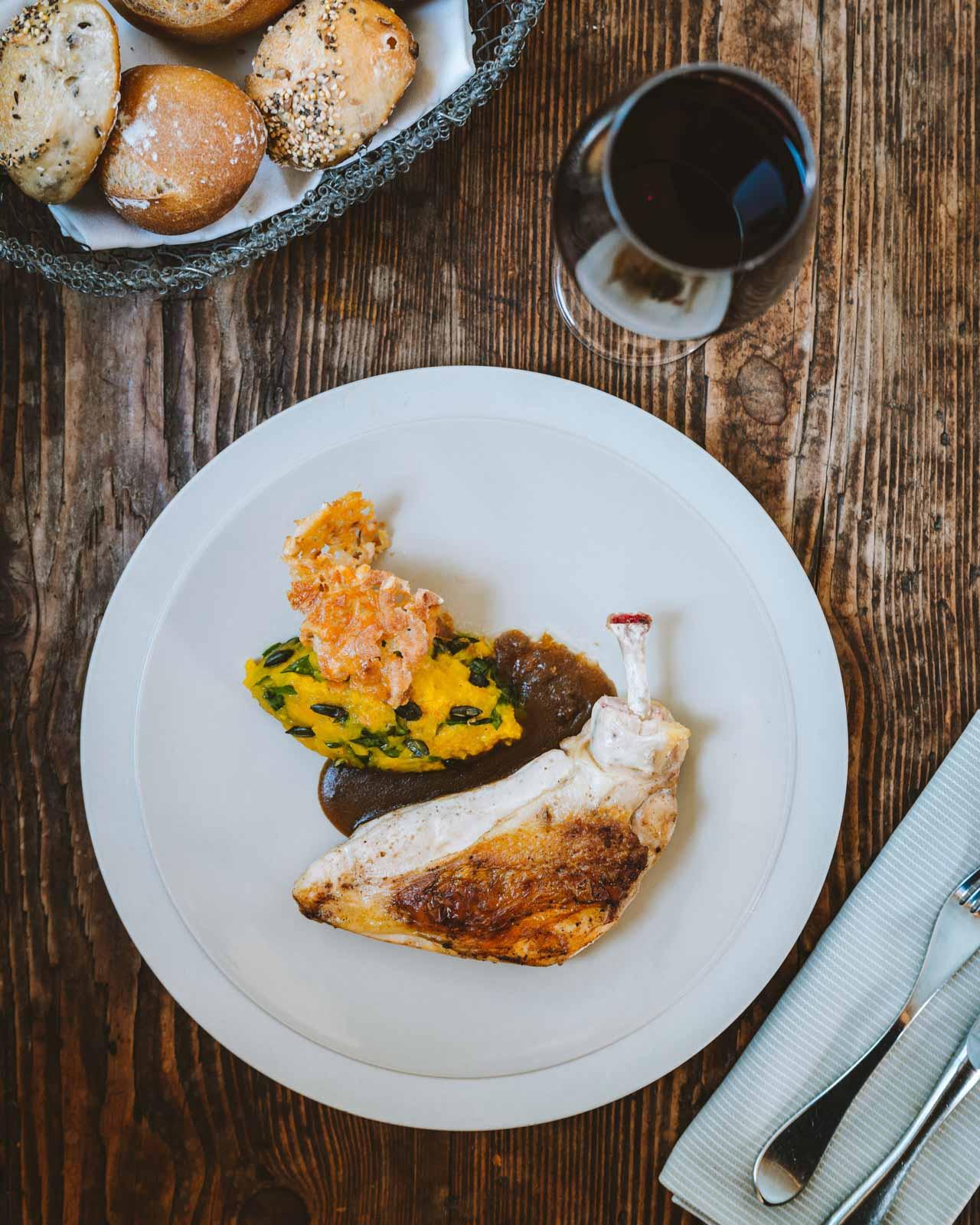 Suprême de poulet fermier contisé au parmesan et noisette, courges © Hôtel Les Manoirs de Tourgéville