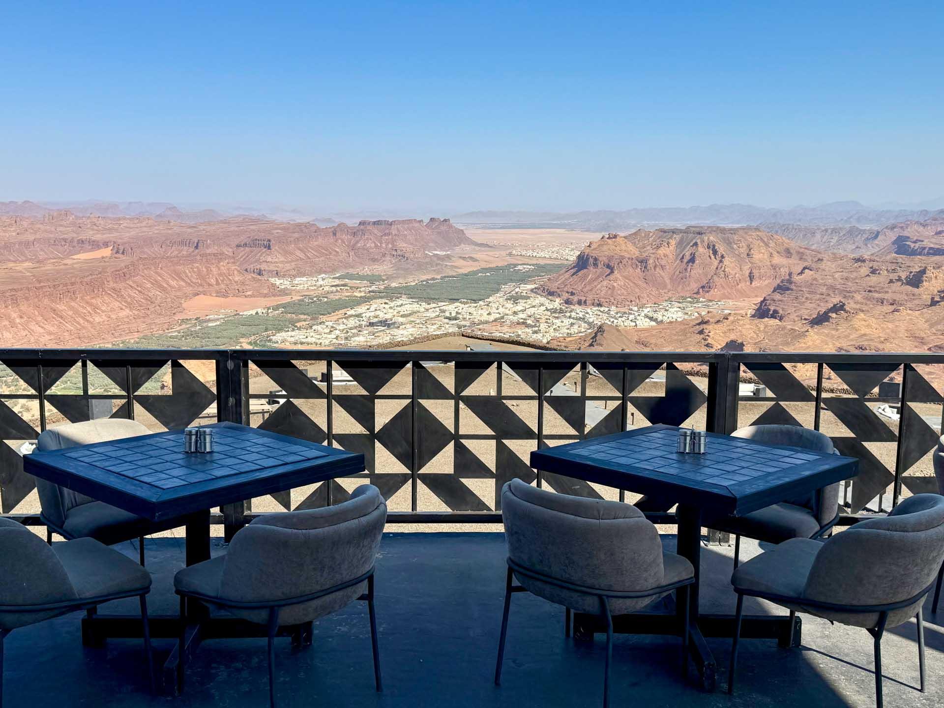 Table avec vue au restaurant d’Alula Okto © Emmanuel Laveran