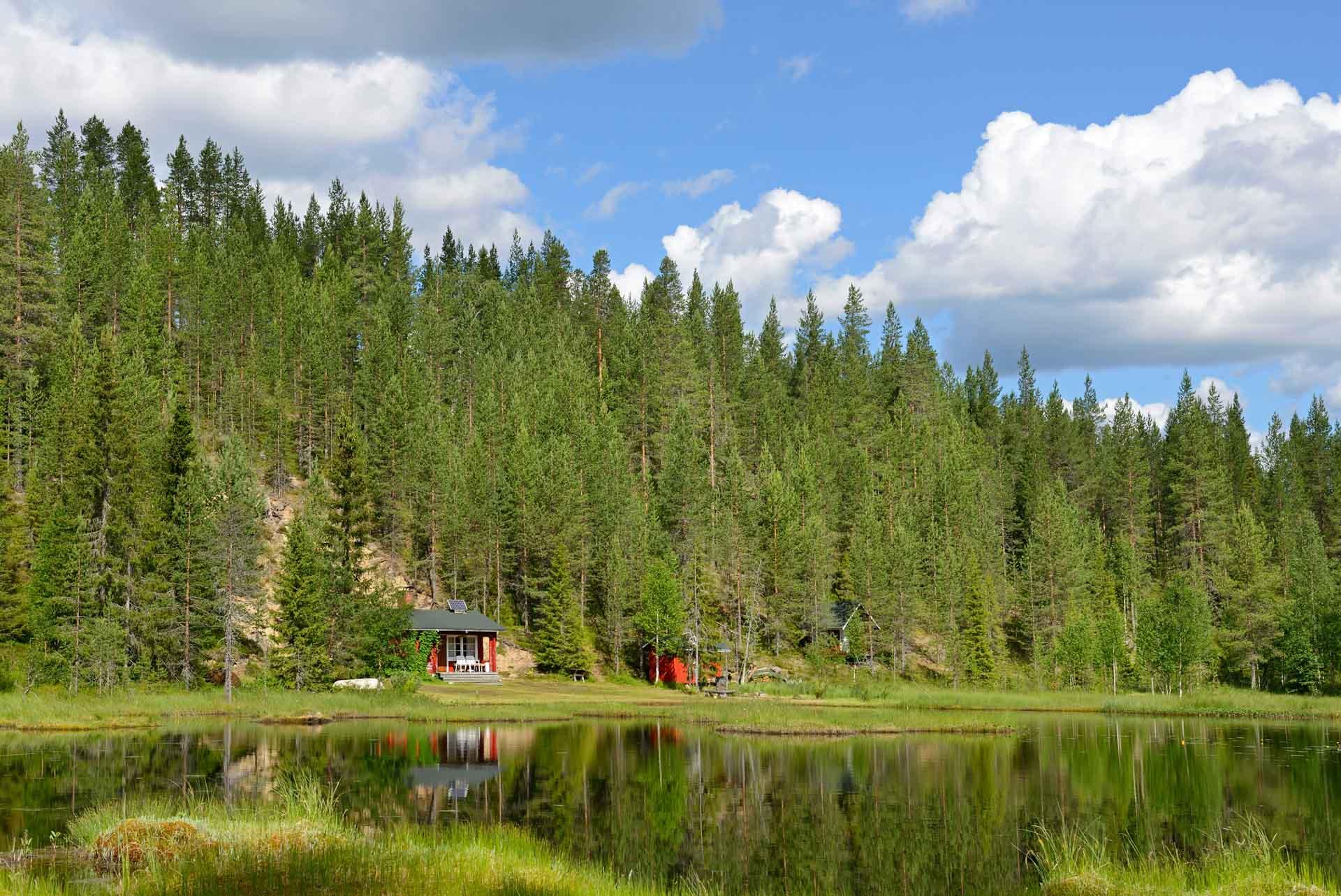 Une pause ressourçante au bord d’un lac © Adobestock - Valeriyap