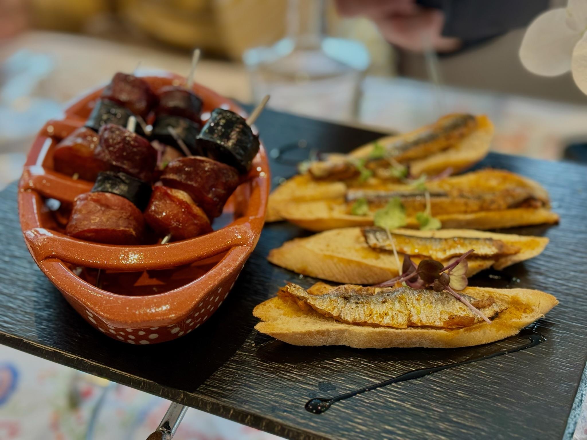 Tapas locaux servis pendant un dîner sur le bateau © Emmanuel Laveran
