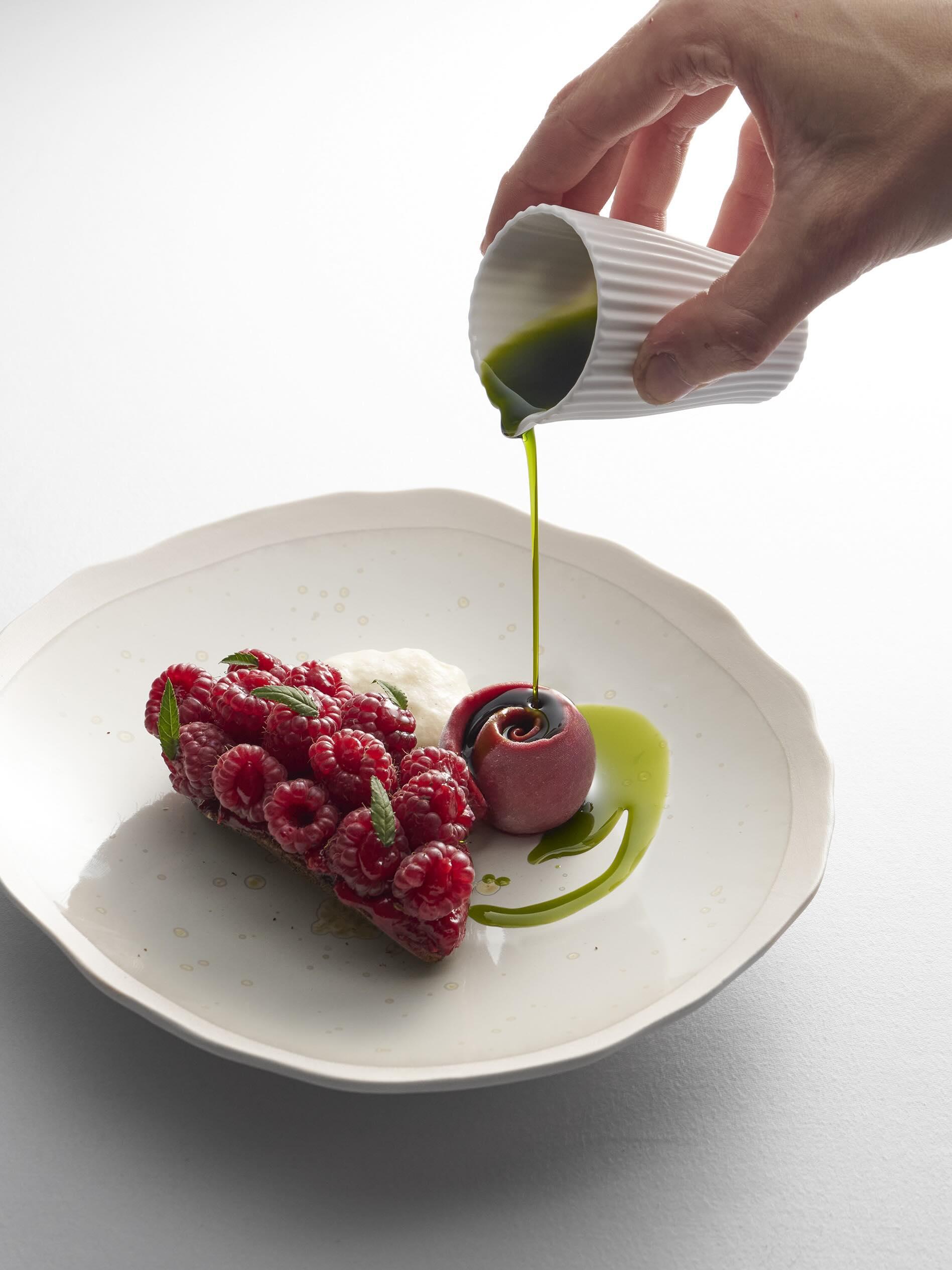 La tartelette aux framboises, écume à la vanille et notes de tagète © Royal Champagne