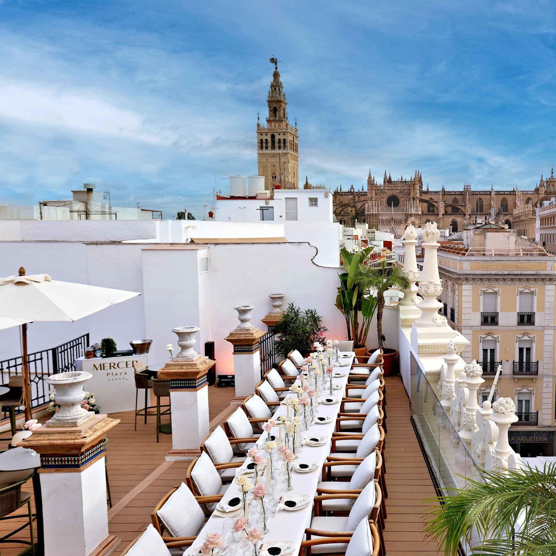 Terrasse gastronomique avec vue dans un hôtel de luxe à Séville © Mercer Plaza Sevilla