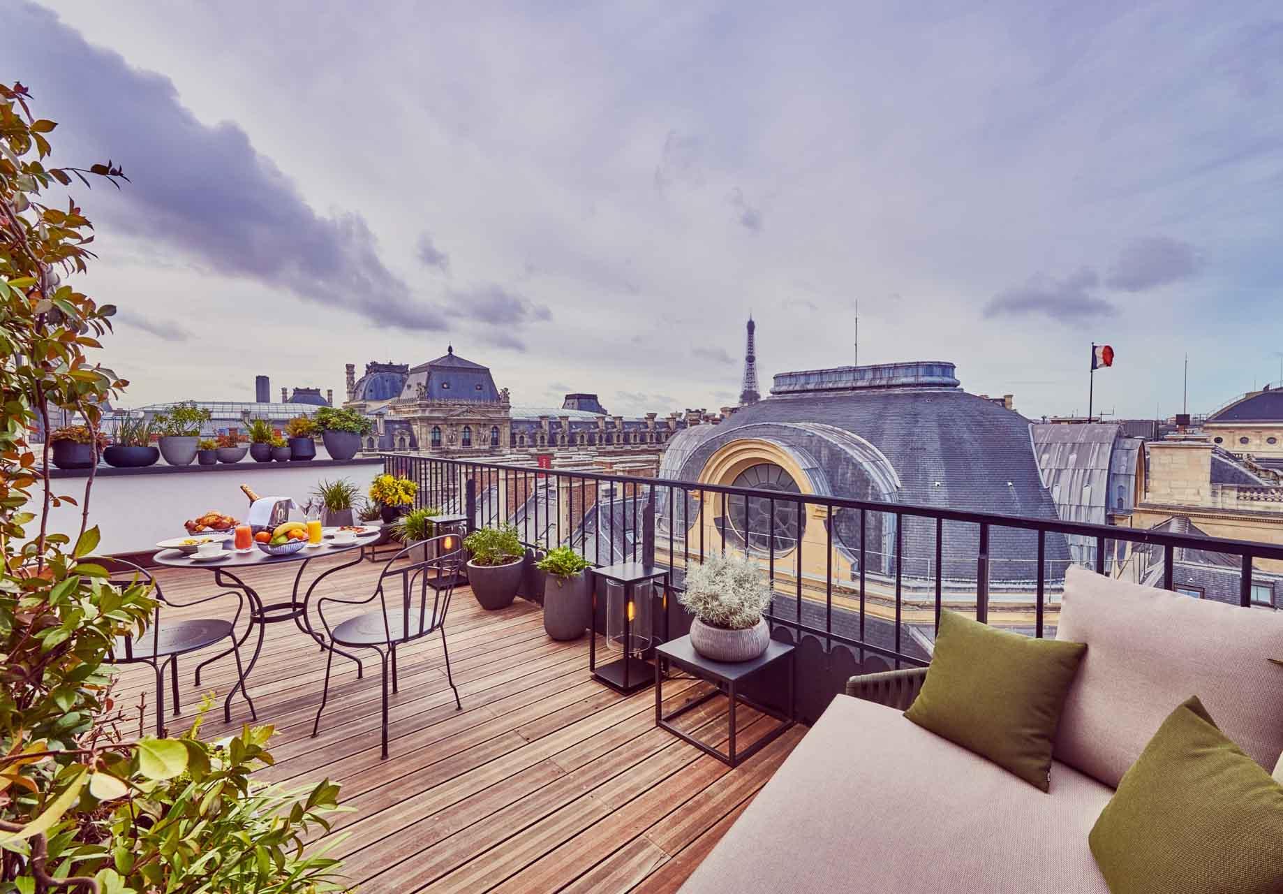 Terrasse avec vue sur le Louvre © Grand Hôtel du Palais Royal