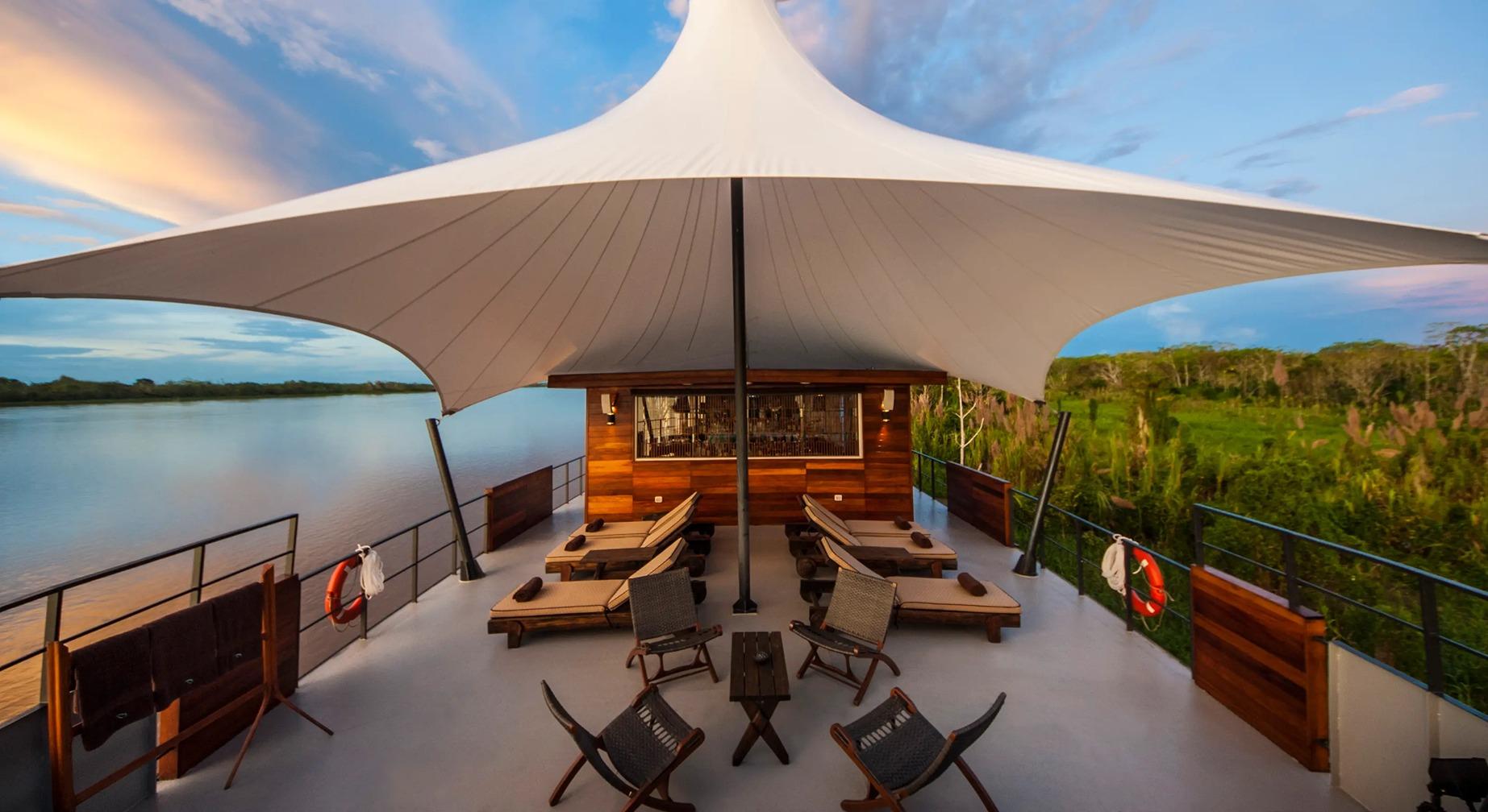 Terrasse panoramique de l’Aria Amazon lors d’une croisière de luxe en Amazonie © Aqua Expeditions