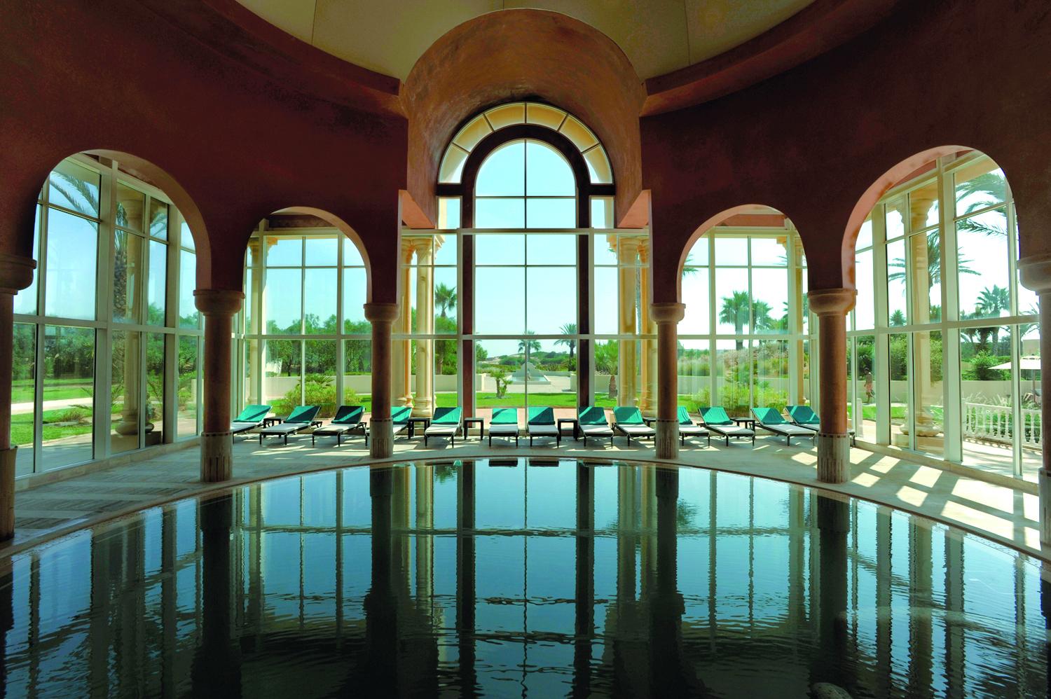 La gigantesque piscine intérieure de l’hôtel © The Residence 