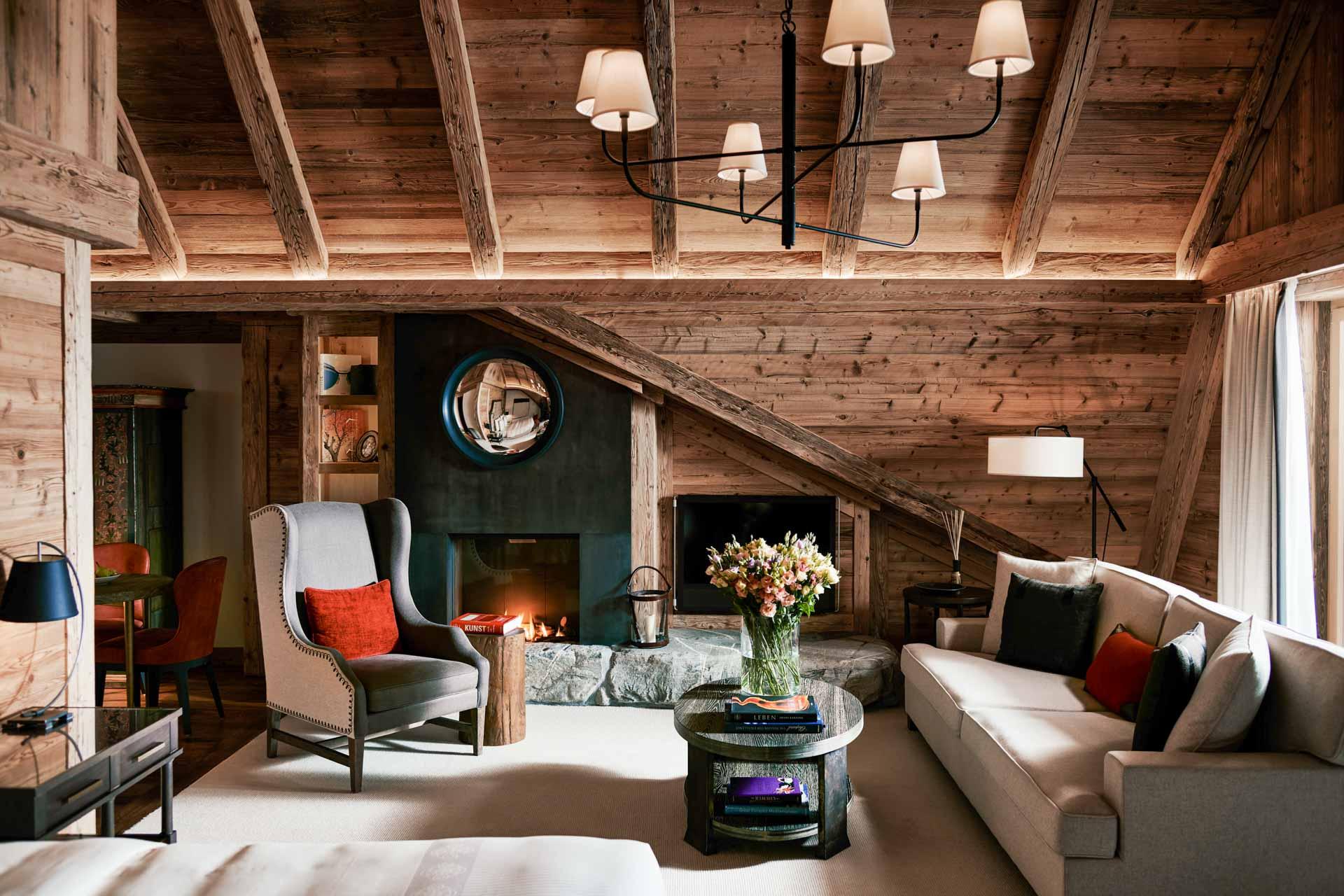 La Junior Suite 505 dans laquelle nous avons séjourné, au haut plafond sous les toits © The Alpina Gstaad