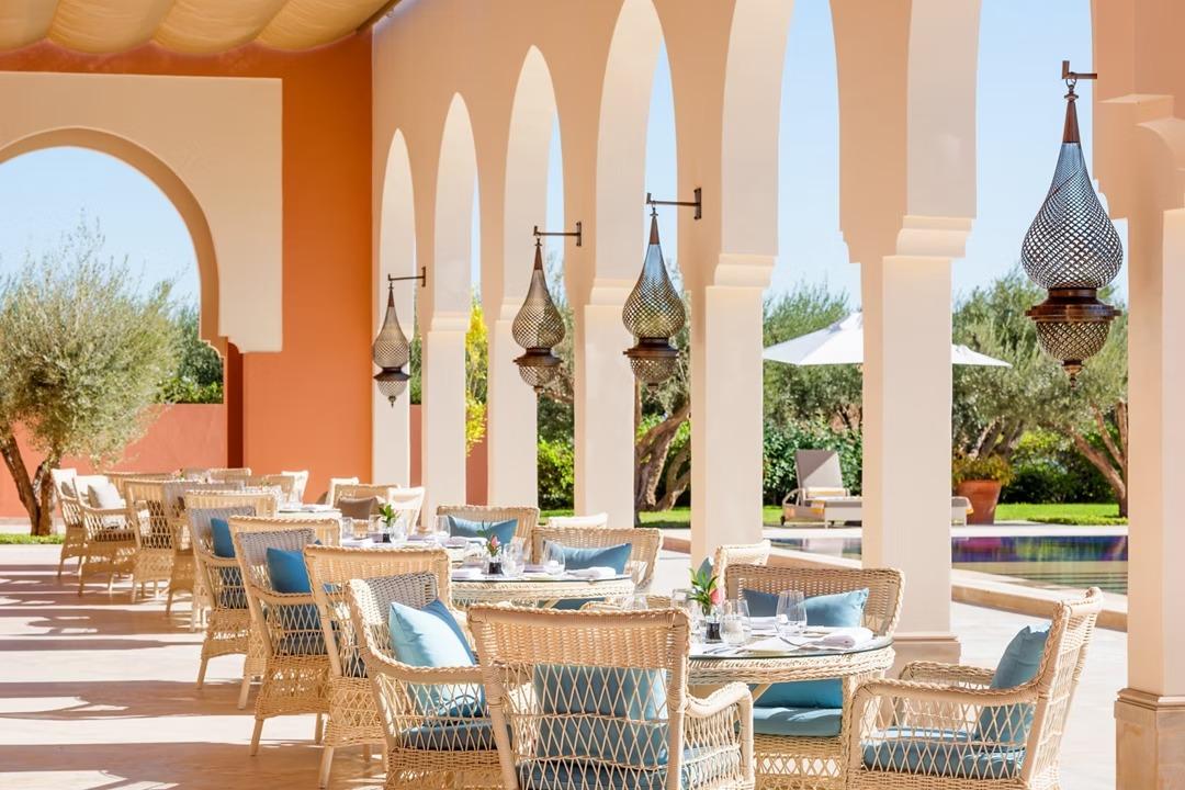 Restaurant Azur, déjeuner en terrasse et vue jardin © The Oberoi Marrakech