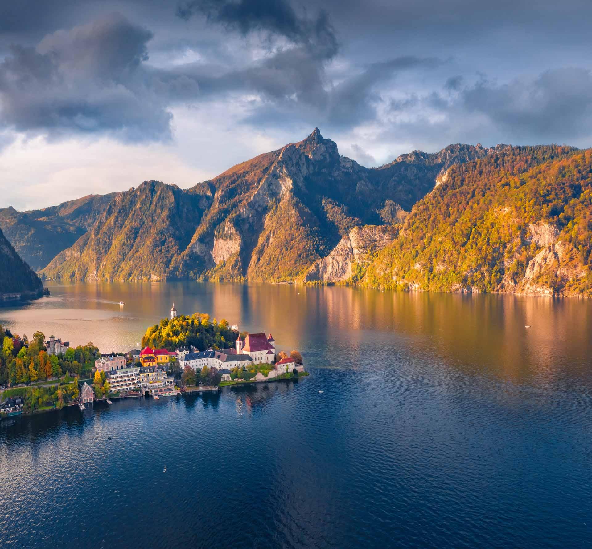 Traunsee © Andrew Mayovskyy AdobeStock